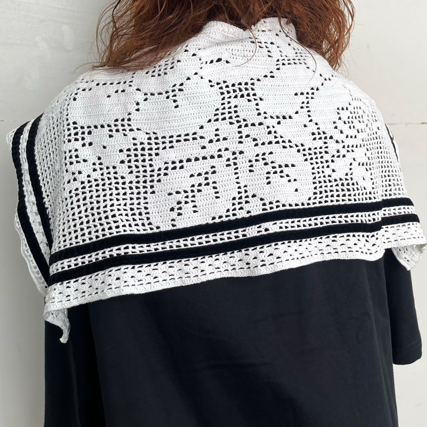 OVERSIZED CROPPED T-SHIRT, UPCYCLED COTTON CROCHET COLLAR AND VELVET RIBBONS / BLACK & WHITE / クロシェセーラーカラーTシャツ