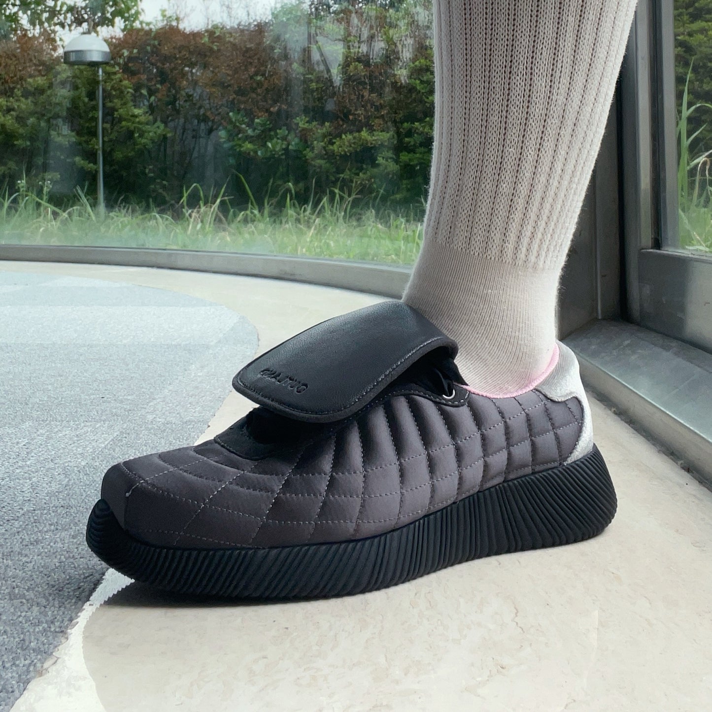 【OUTLAND】Beckham / Grey x Black / サテンシューズ
