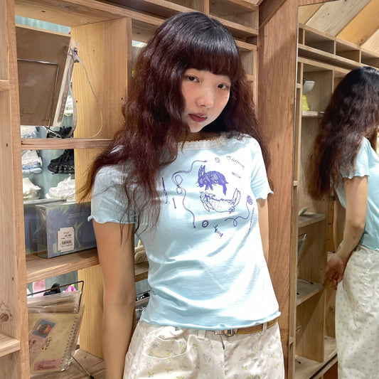 Beatrix blue playing rabbits tee / blue / プリントTシャツ