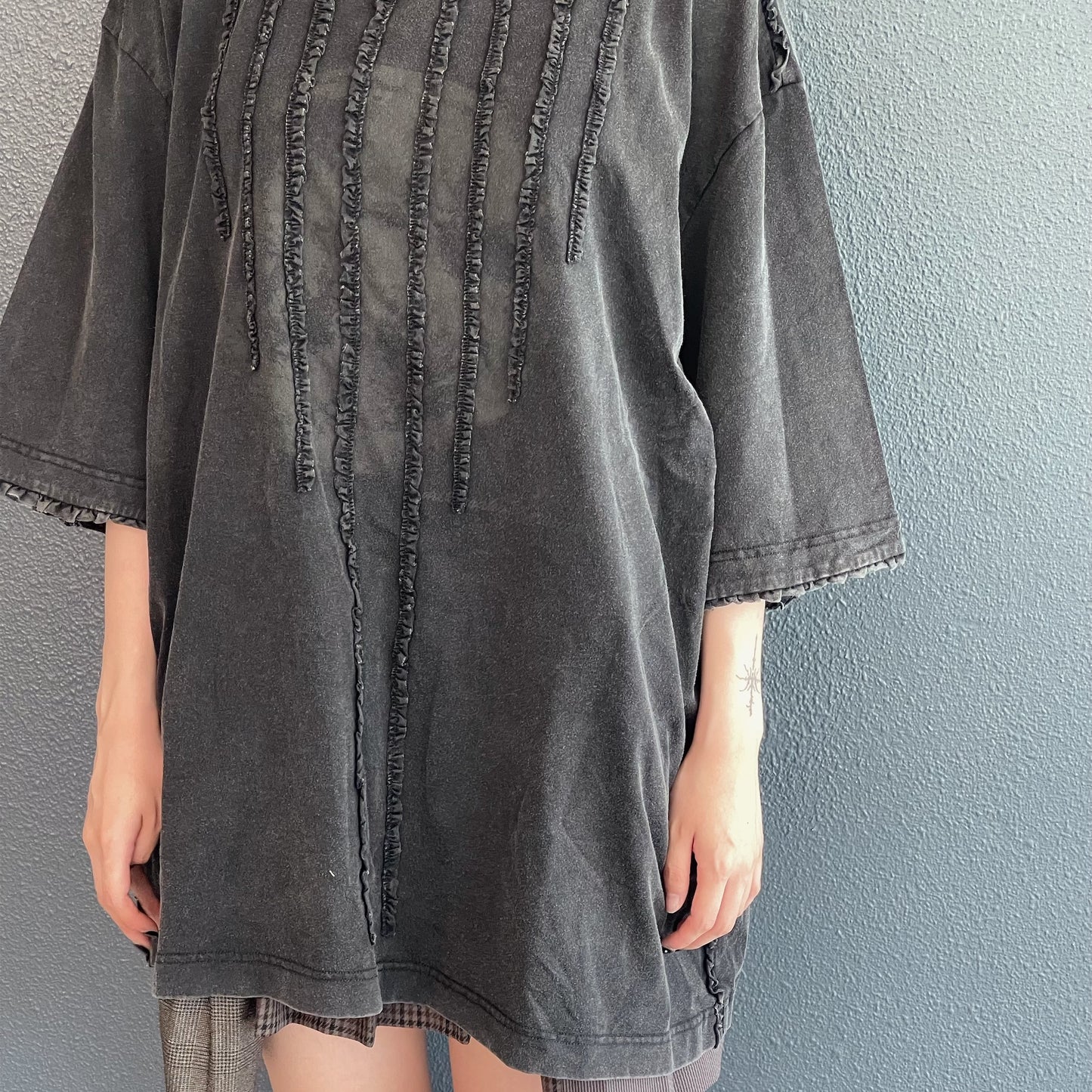 WASHED EARTH T-SHIRT / BLACK / ウォッシュ加工フリルTシャツ