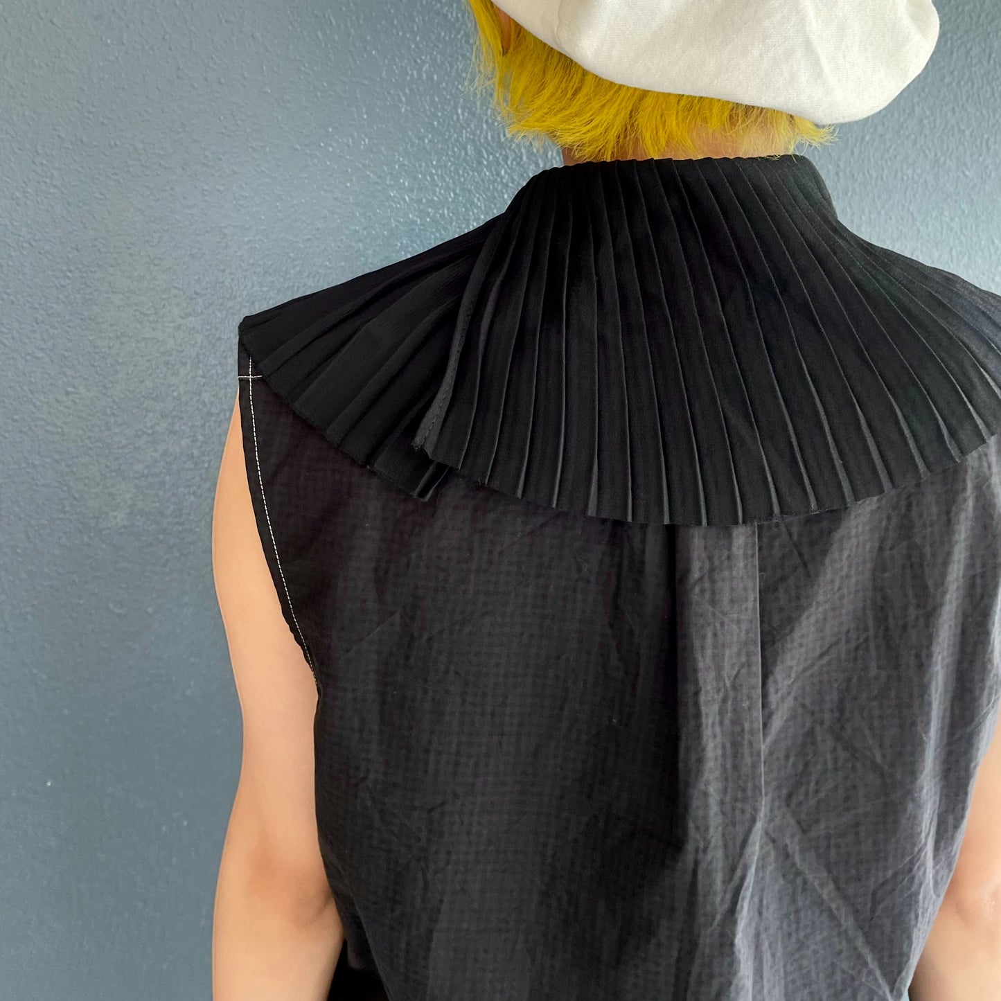 PLEATED COLLAR SLEEVELESS SHIRT / BLACK / プリーツカラースリーブレスシャツ