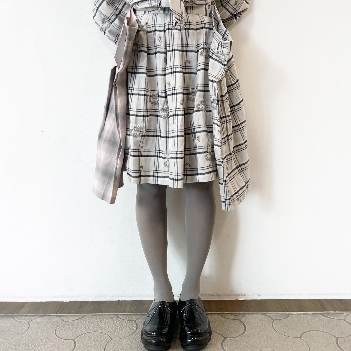 BUG PLEATS SKIRT EMBROIDERY / GRAY / ドッキングスカート
