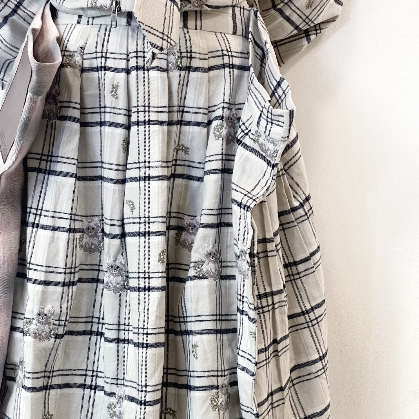 BUG PLEATS SKIRT EMBROIDERY / GRAY / ドッキングスカート
