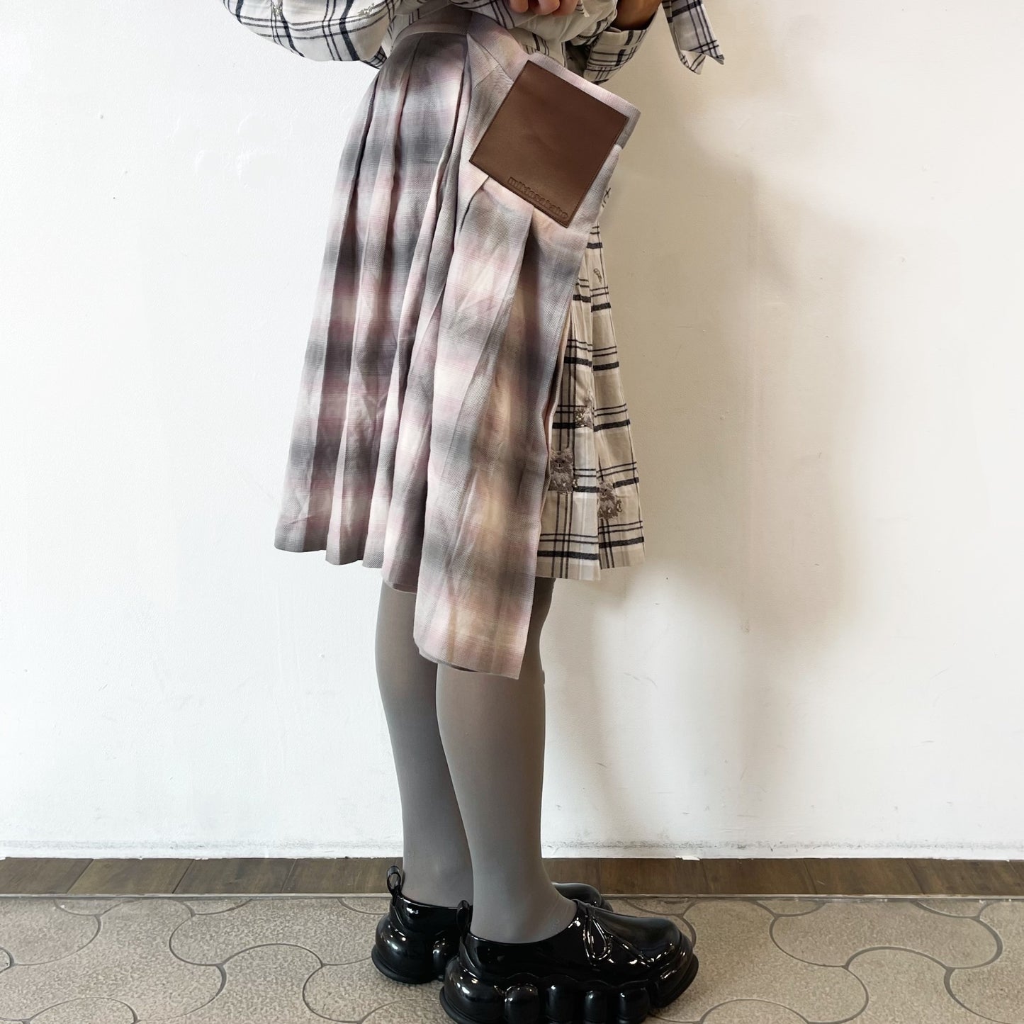 BUG PLEATS SKIRT EMBROIDERY / GRAY / ドッキングスカート