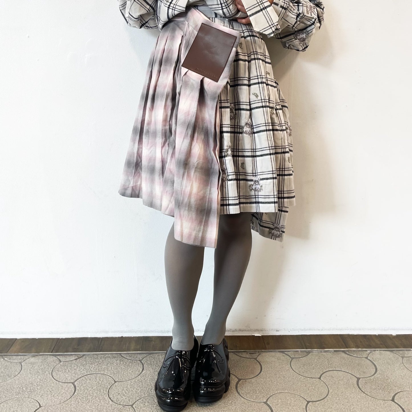 BUG PLEATS SKIRT EMBROIDERY / GRAY / ドッキングスカート