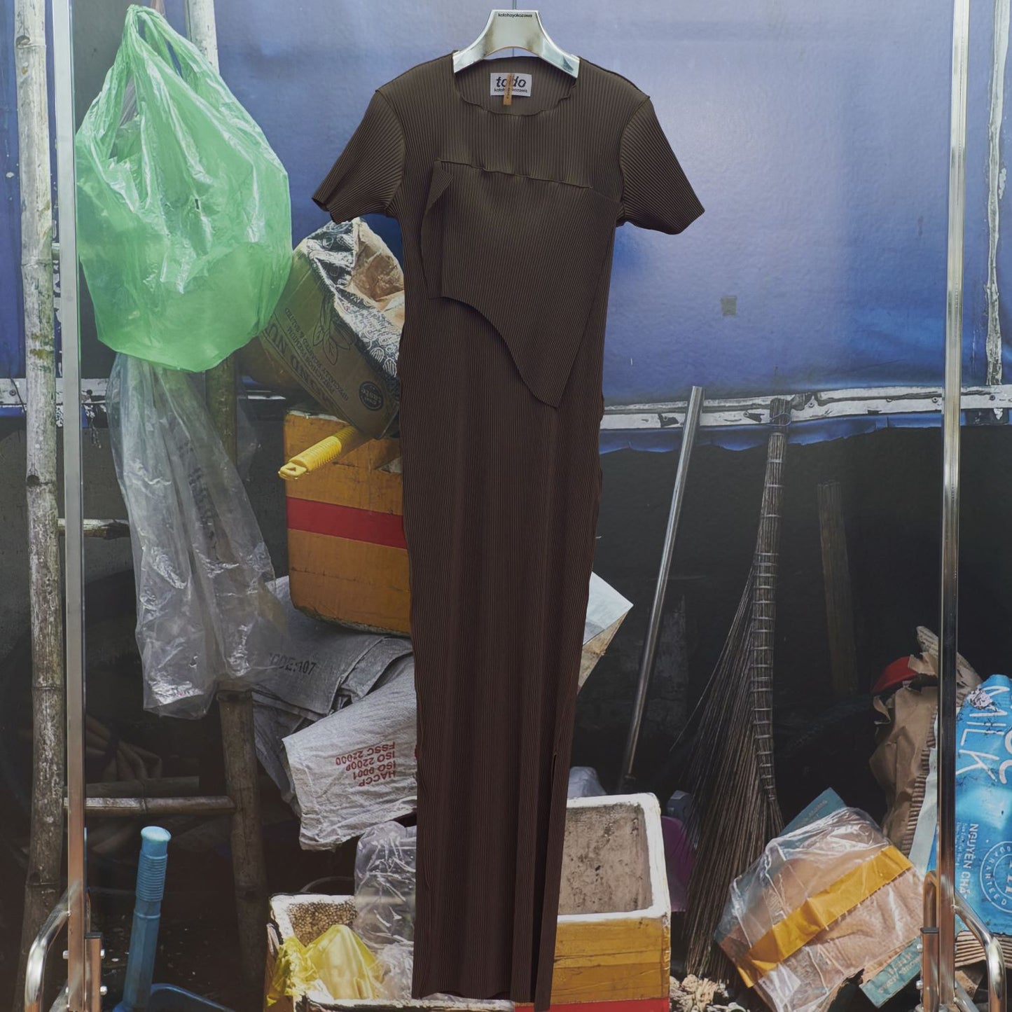 PEEPHOLE-BACK SHORT SLEEVE DRESS / BROWN / バックホールプリーツドレス