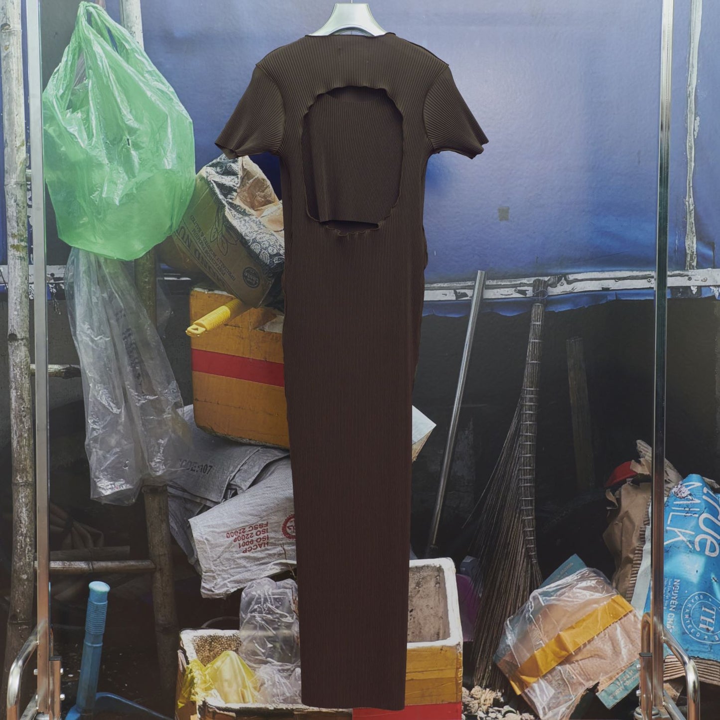 PEEPHOLE-BACK SHORT SLEEVE DRESS / BROWN / バックホールプリーツドレス