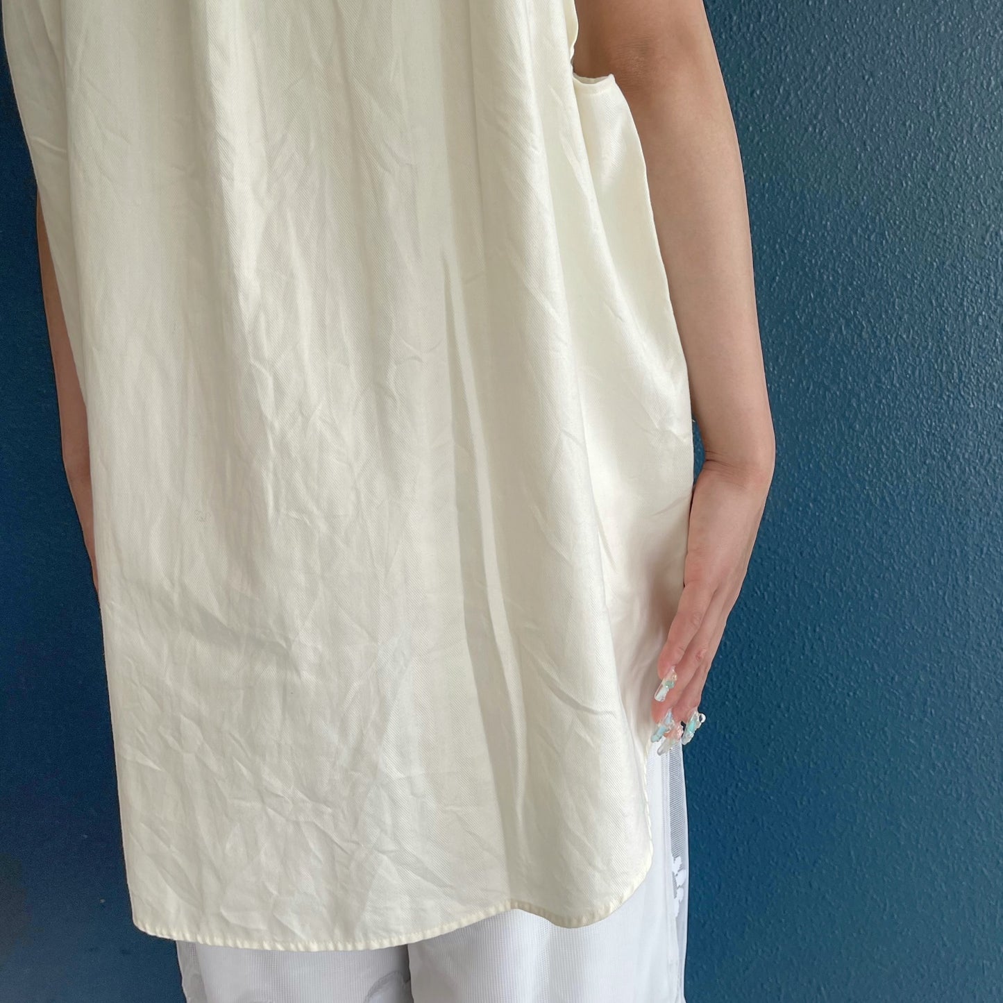 PLEATED COLLAR SLEEVELESS SHIRT / WHITE / プリーツカラースリーブレスシャツ