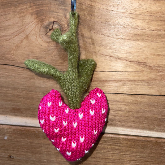 Strawberry heart keyring / ニットキーリング