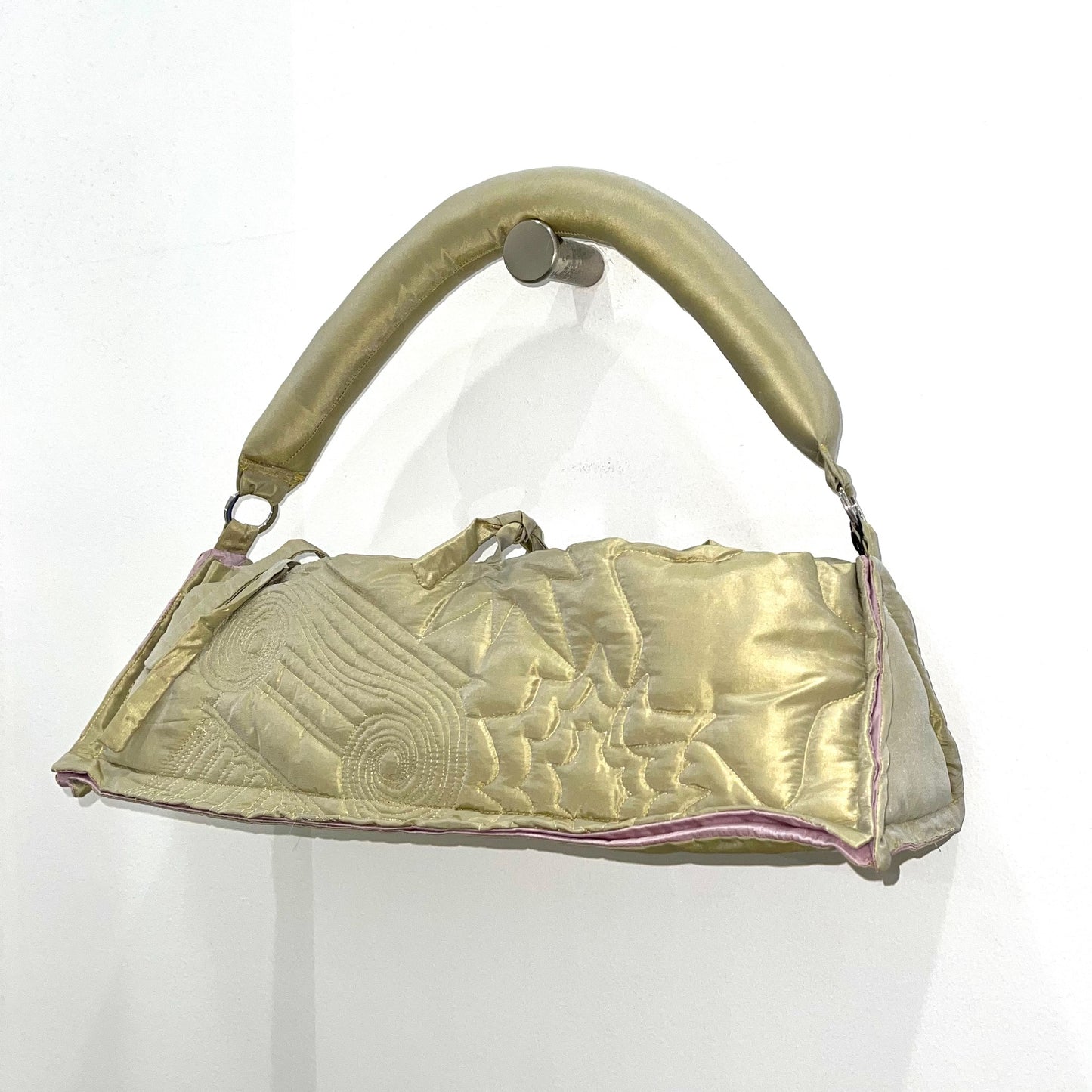 COLUMN SHOULDER BAG / GOLD / キルティングハンドバッグ