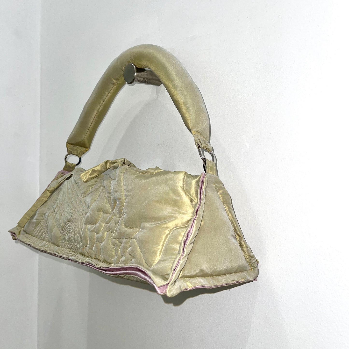 COLUMN SHOULDER BAG / GOLD / キルティングハンドバッグ