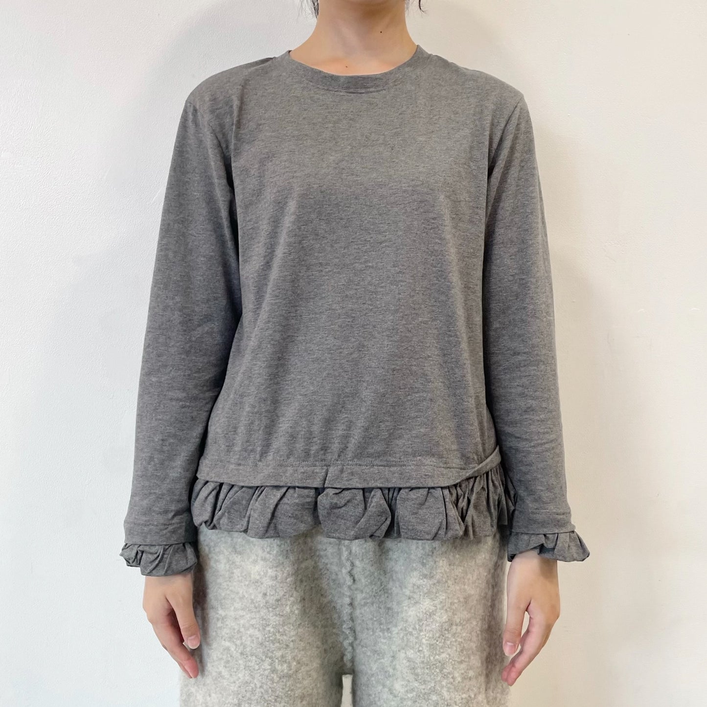 cut-and-sew and frill / medium gray / フリルロングT