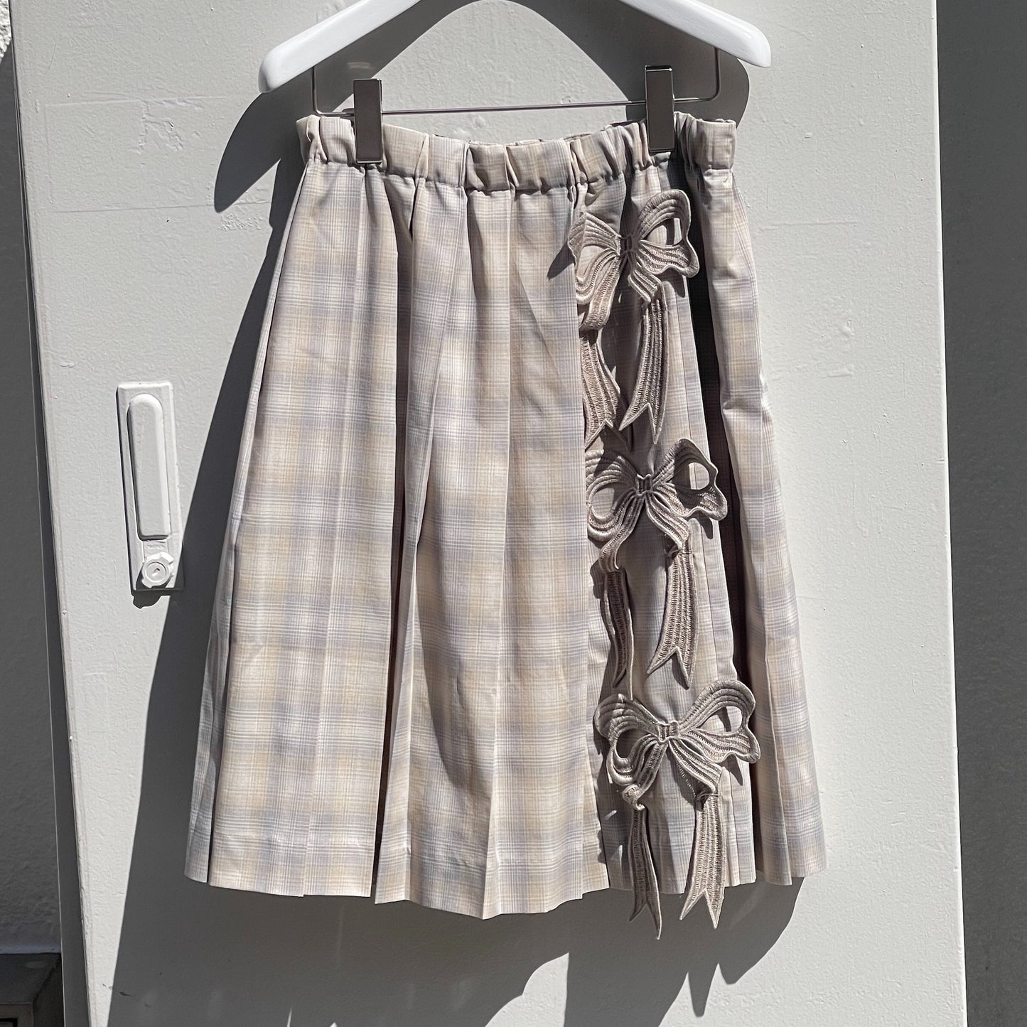 EMBROIDERY PLEATS SKIRT / BEIGE / リボンプリーツスカート