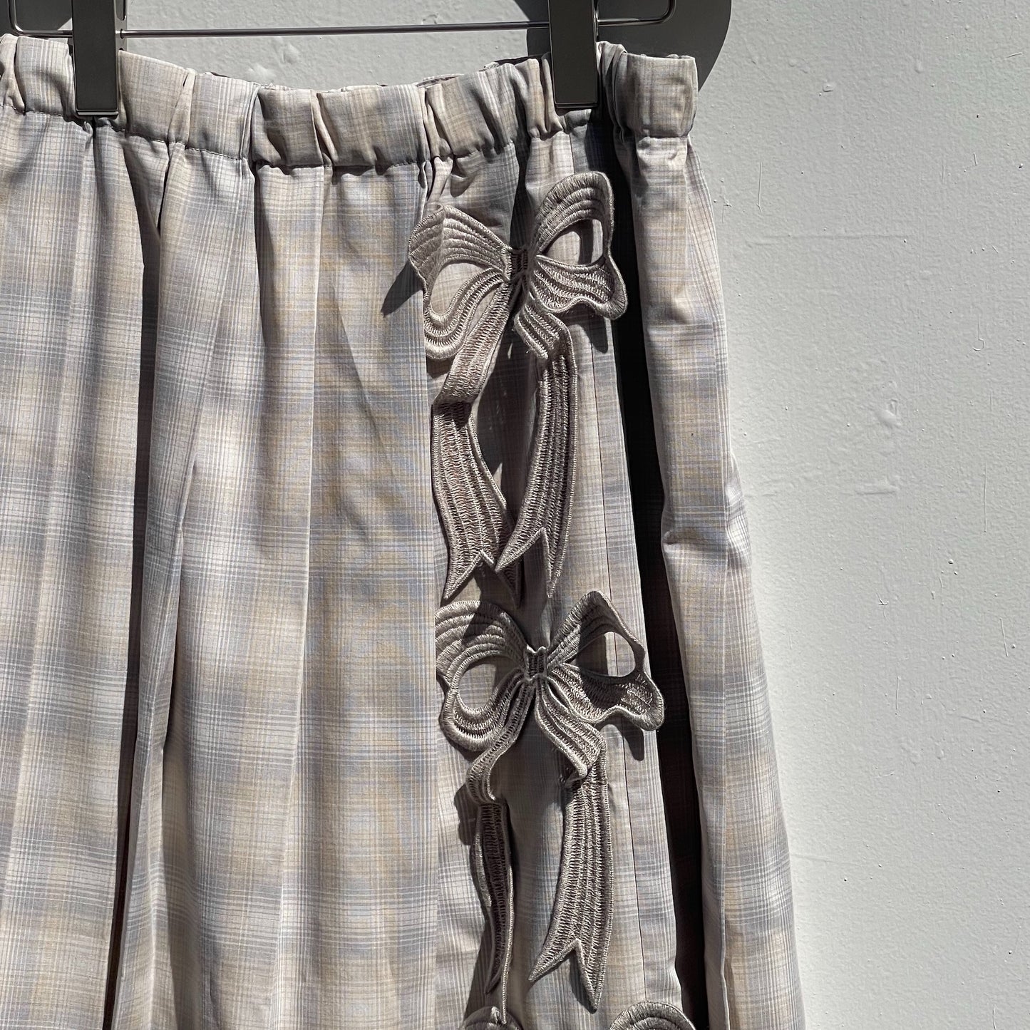 EMBROIDERY PLEATS SKIRT / BEIGE / リボンプリーツスカート