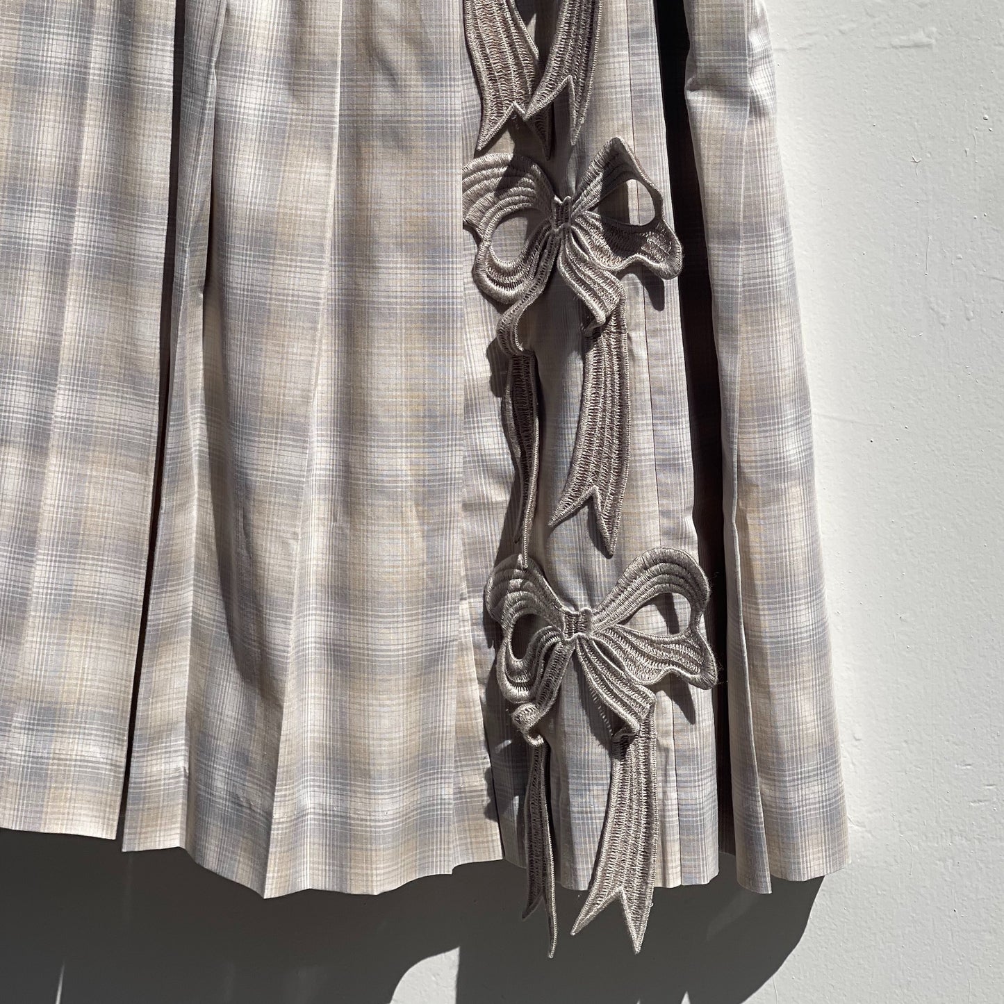 EMBROIDERY PLEATS SKIRT / BEIGE / リボンプリーツスカート