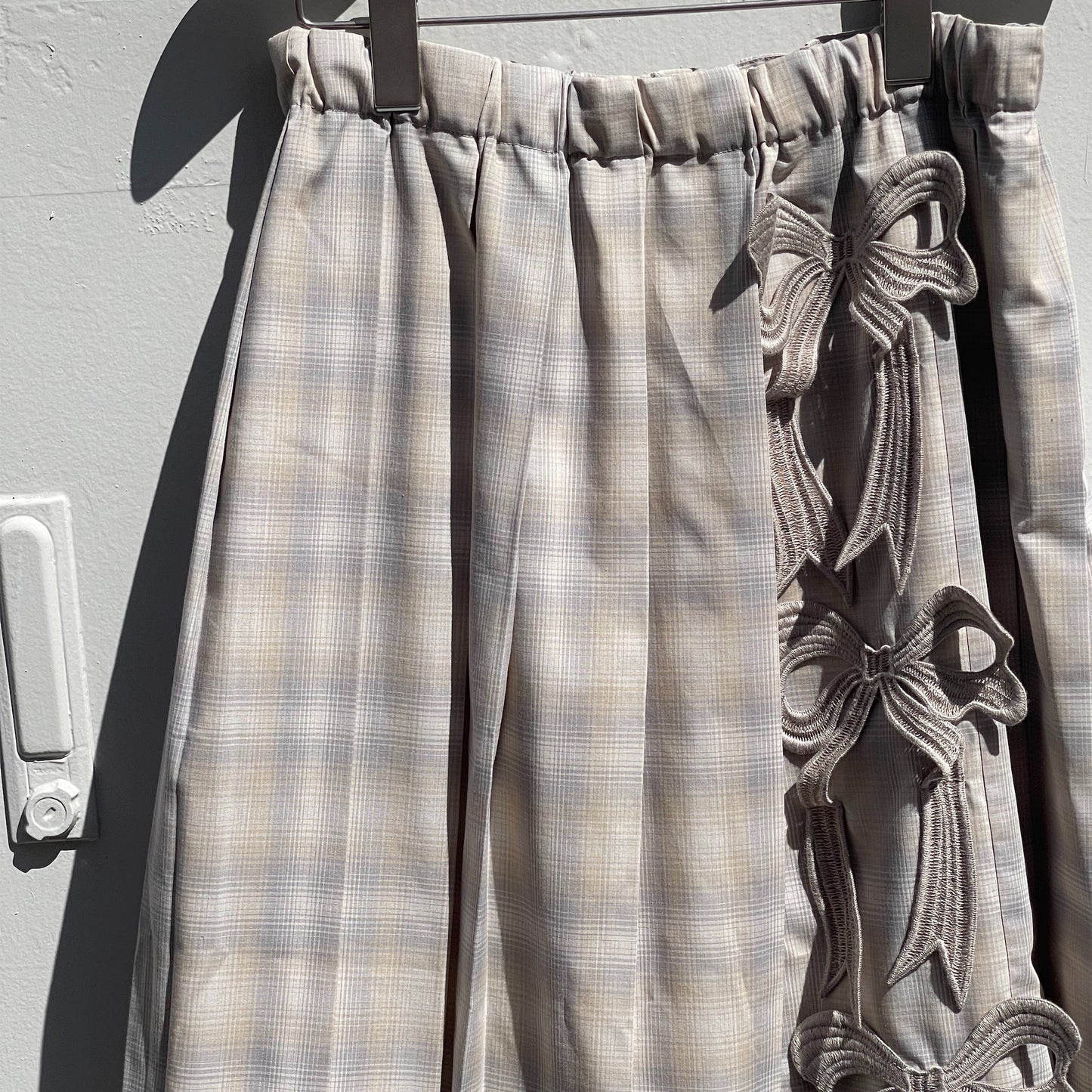 EMBROIDERY PLEATS SKIRT / BEIGE / リボンプリーツスカート