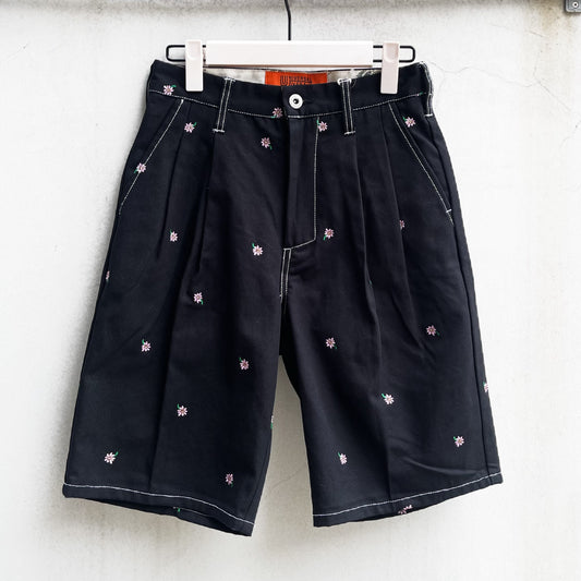 FLOWER EMBROIDERY TUCK SHORTS feat.UNIVERSAL OVERALL / BLACK / フラワー刺繍タックショーツ