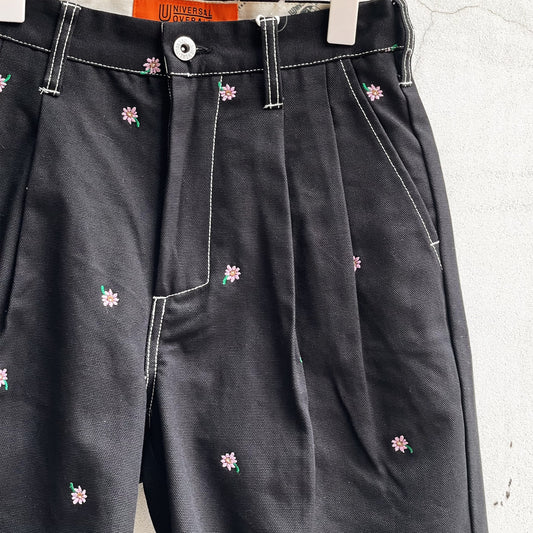 FLOWER EMBROIDERY TUCK SHORTS feat.UNIVERSAL OVERALL / BLACK / フラワー刺繍タックショーツ