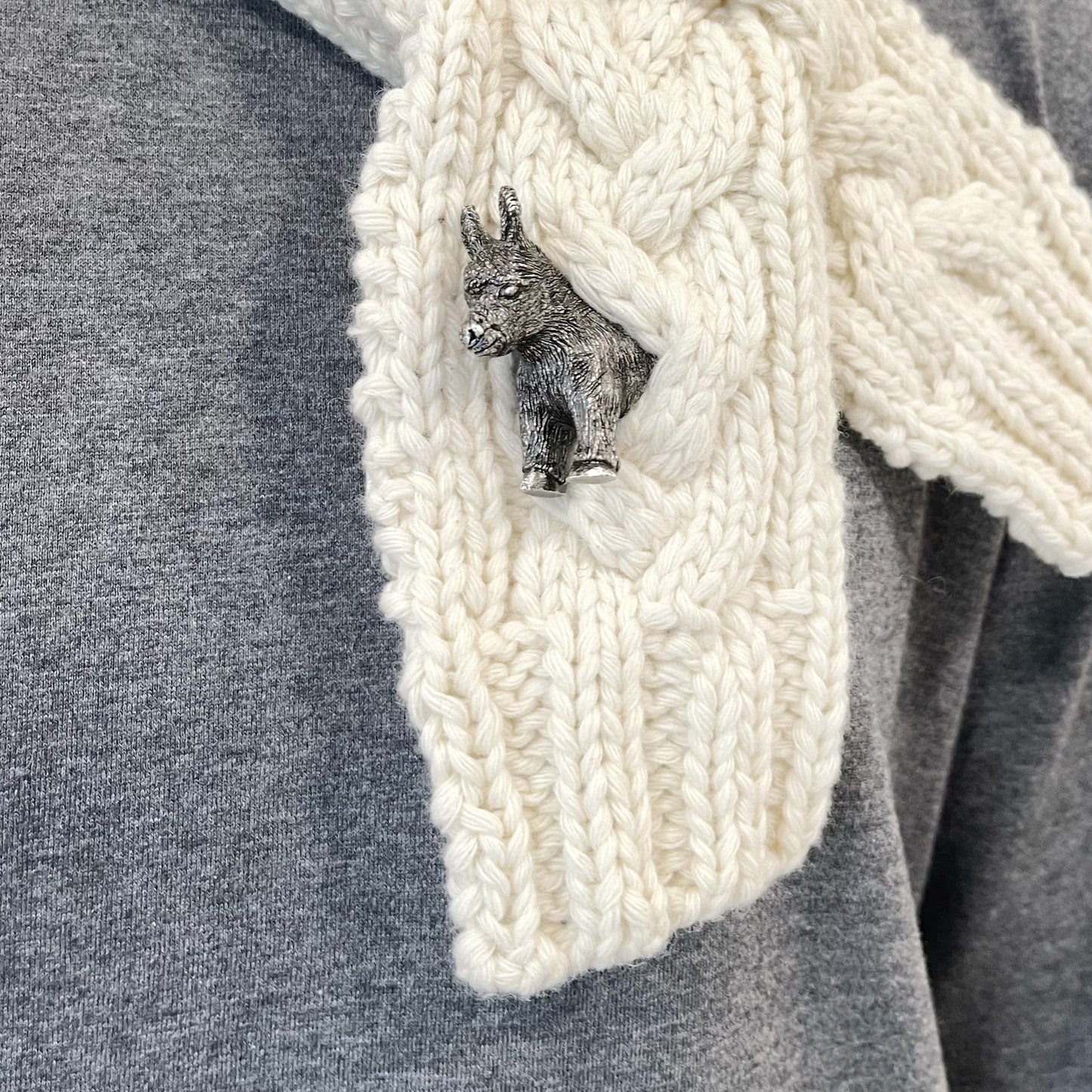 Worry scarf / white / ロバパーツケーブルマフラー