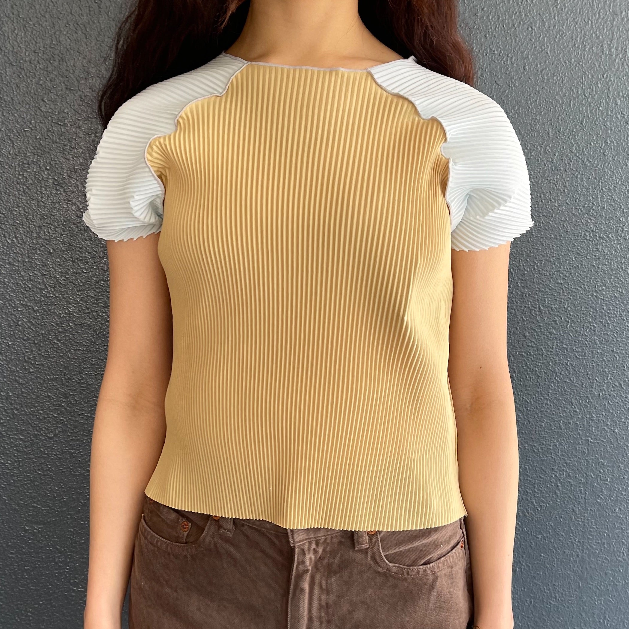todo kotoha yokozawa ベージュ プリーツトップス RAGLAN TINY TOP / BEIGE / プリーツラグラントップ | シープ
