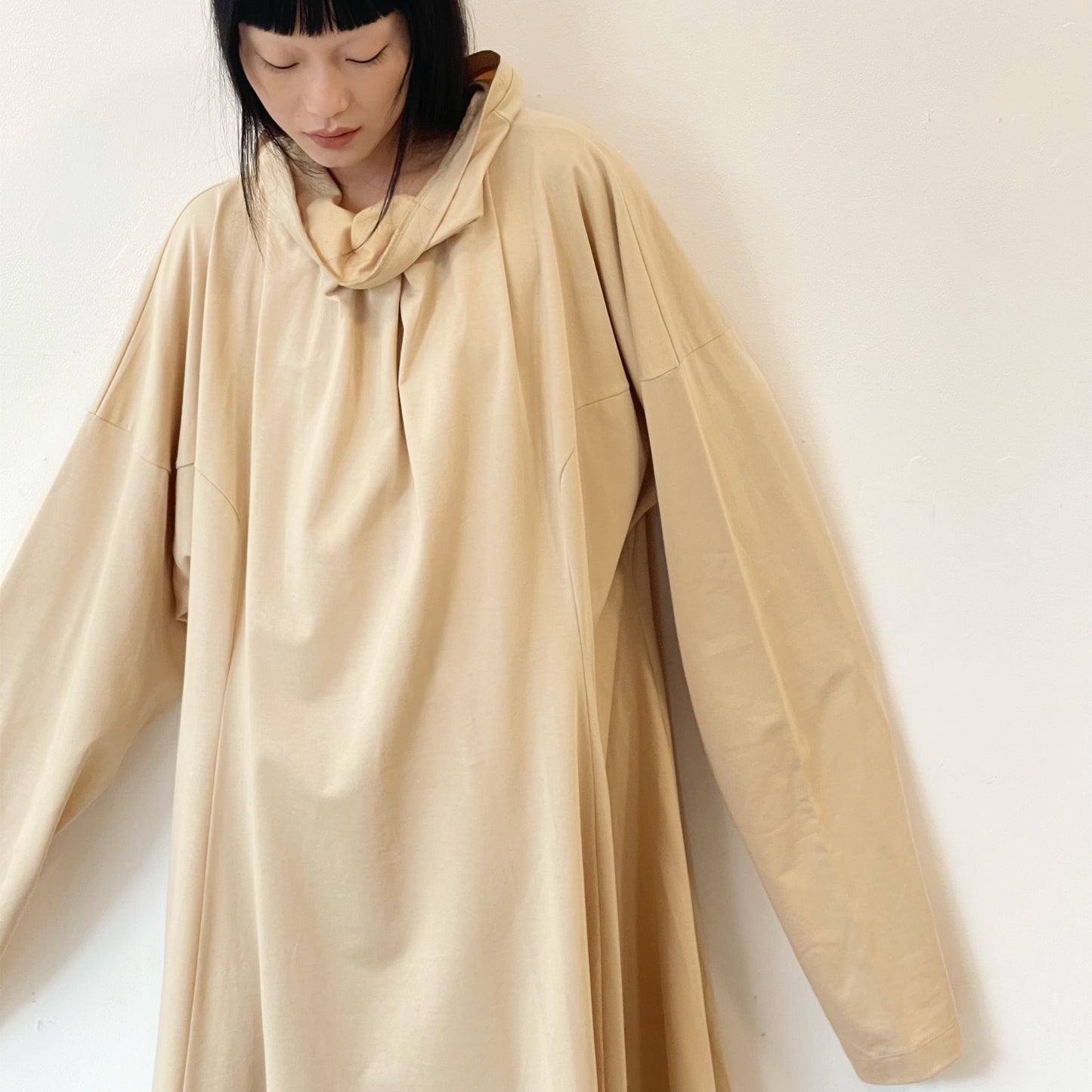 SCLUPTURE DRAPE TOPS / BEIGE / スカルプチャーネックドレス