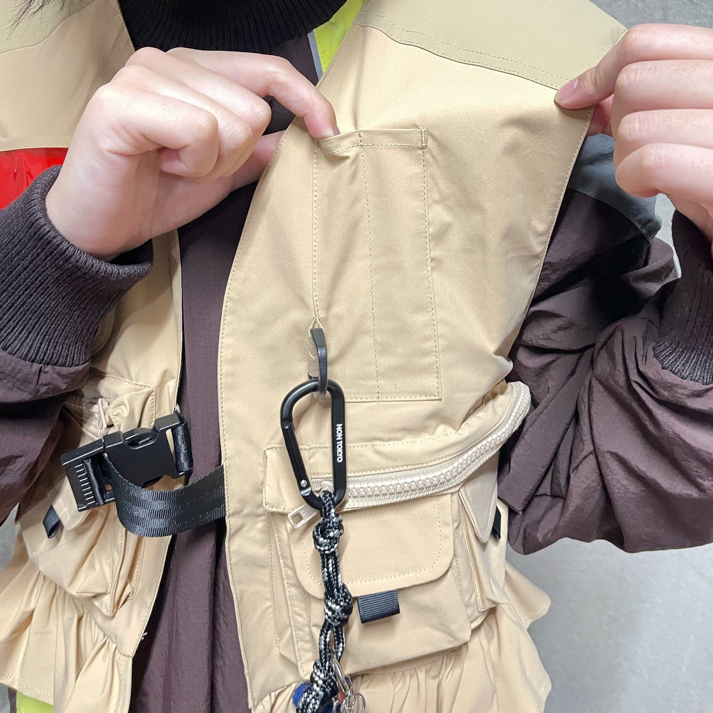 MULTIPOCKET FRILLVEST / BEIGE / マルチポケットフリルベスト