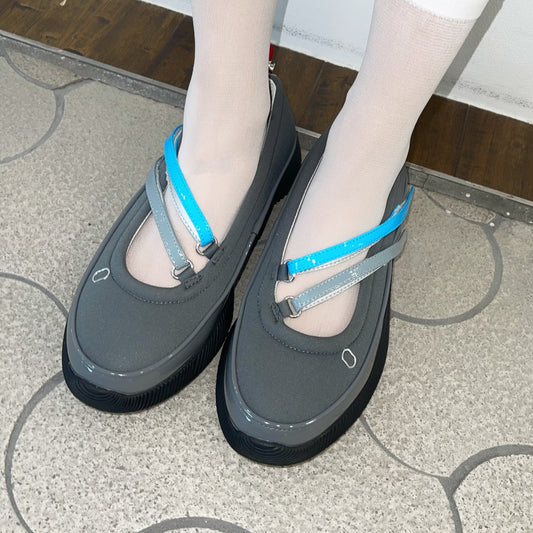 【OUTLAND】abbey / gray × gray patent / ストラップシューズ