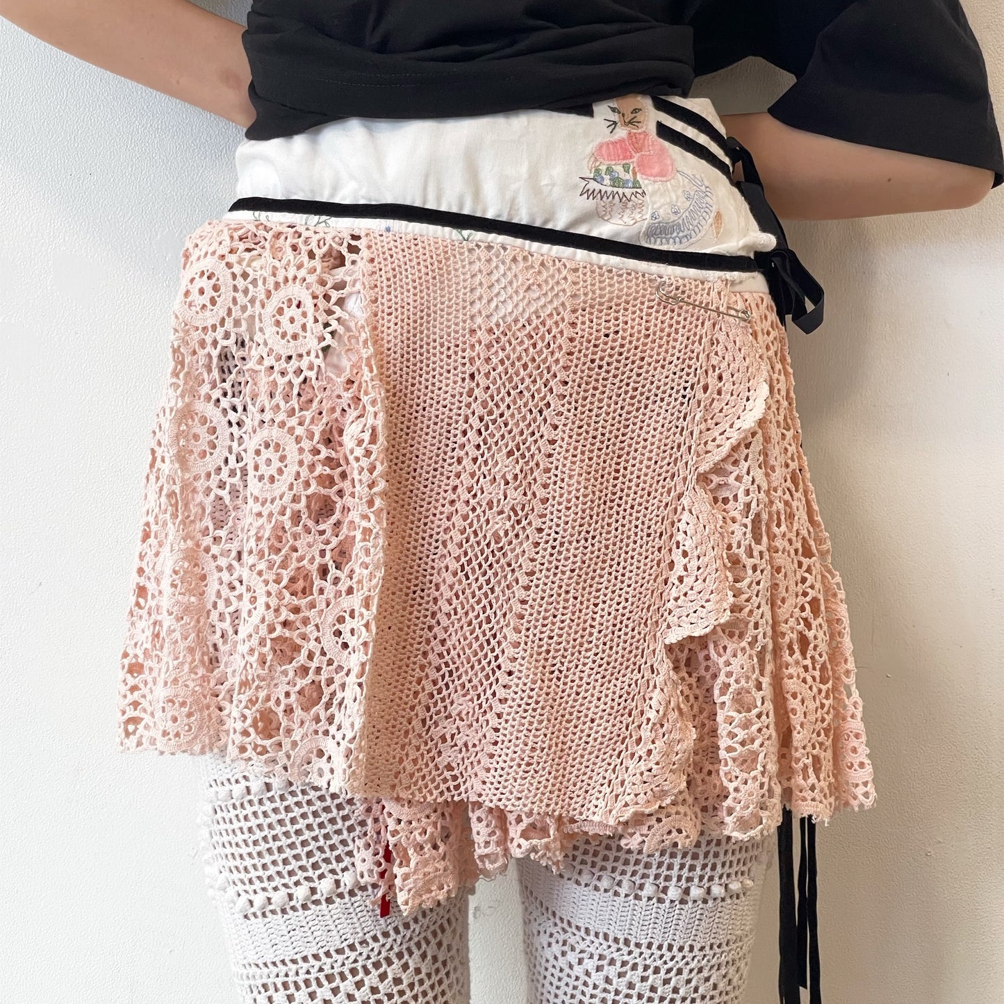 UP-CYCLED COTTON MINI KILT WITH EMBROIDERED WASTEBAND. EACH DRAWING IS UPCYCLED AND UNIQUE. / PALE PINK / クロシェキルトスカート