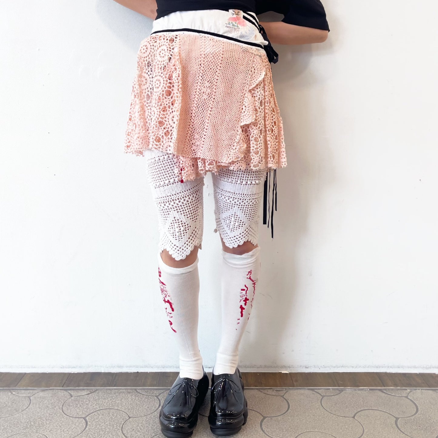 UP-CYCLED COTTON MINI KILT WITH EMBROIDERED WASTEBAND. EACH DRAWING IS UPCYCLED AND UNIQUE. / PALE PINK / クロシェキルトスカート