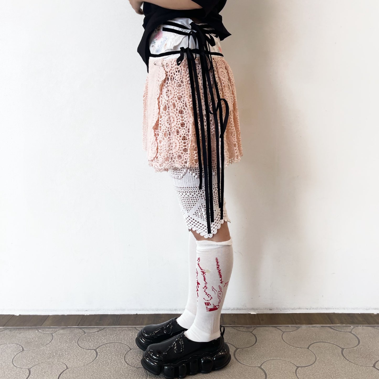 UP-CYCLED COTTON MINI KILT WITH EMBROIDERED WASTEBAND. EACH DRAWING IS UPCYCLED AND UNIQUE. / PALE PINK / クロシェキルトスカート