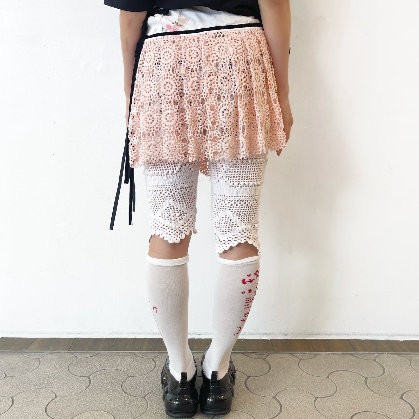UP-CYCLED COTTON MINI KILT WITH EMBROIDERED WASTEBAND. EACH DRAWING IS UPCYCLED AND UNIQUE. / PALE PINK / クロシェキルトスカート