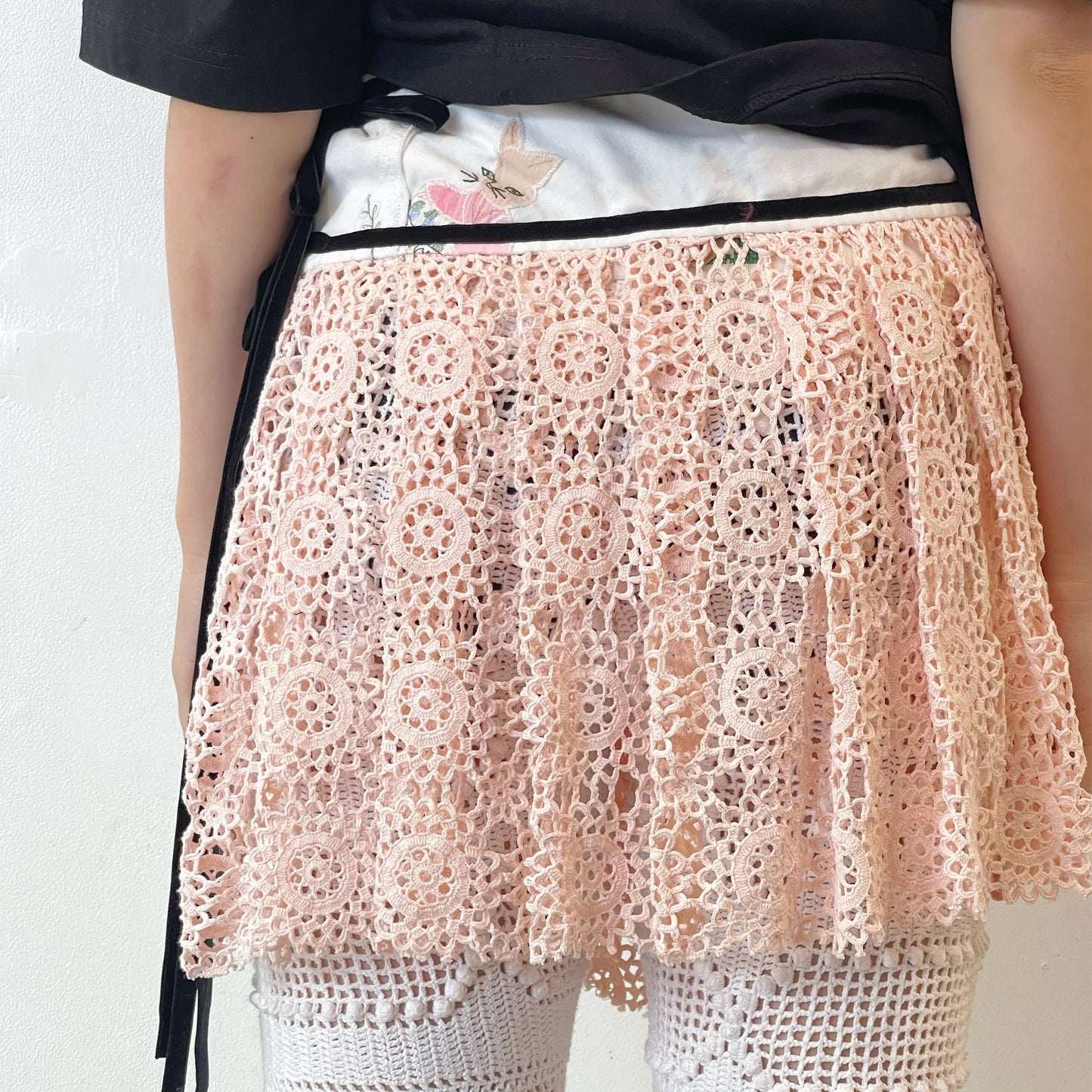 UP-CYCLED COTTON MINI KILT WITH EMBROIDERED WASTEBAND. EACH DRAWING IS UPCYCLED AND UNIQUE. / PALE PINK / クロシェキルトスカート
