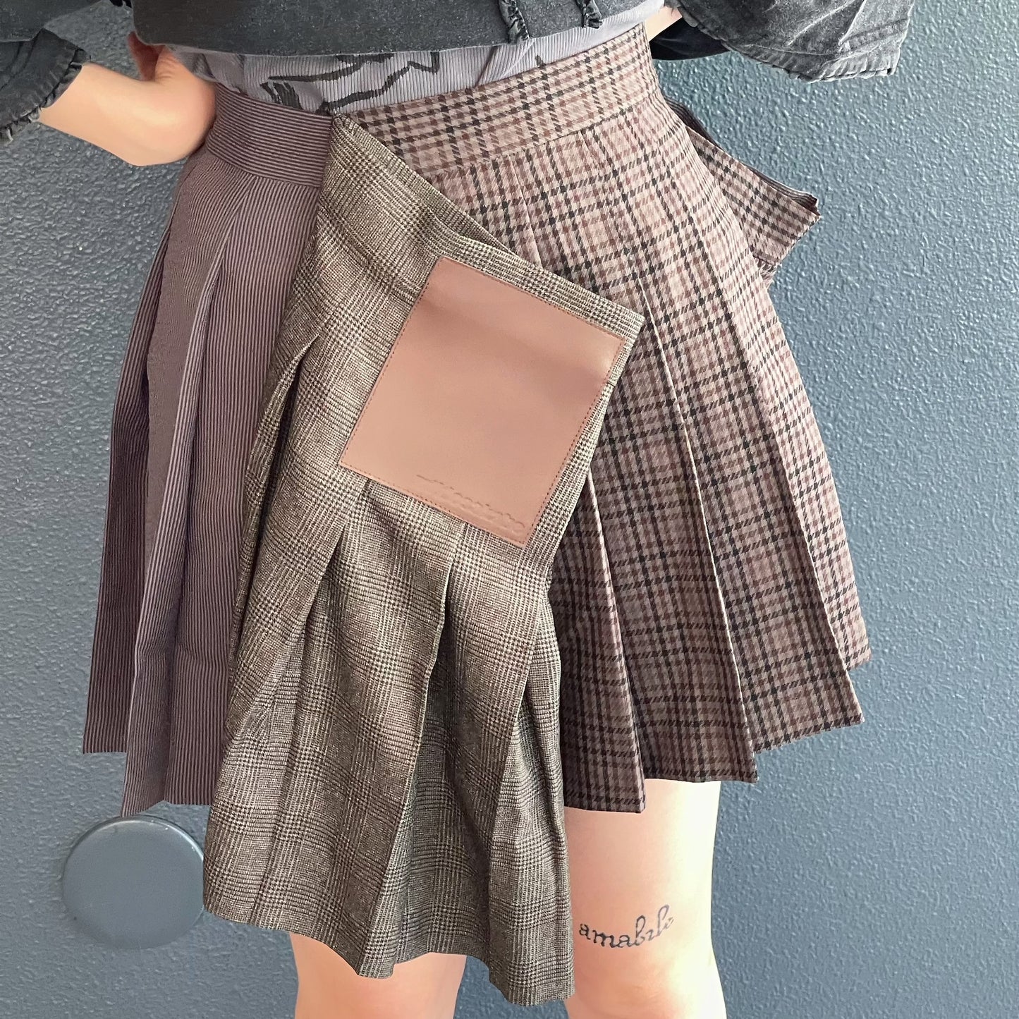 BUG PLEATS SKIRT MINI / GRAY / ドッキングスカート