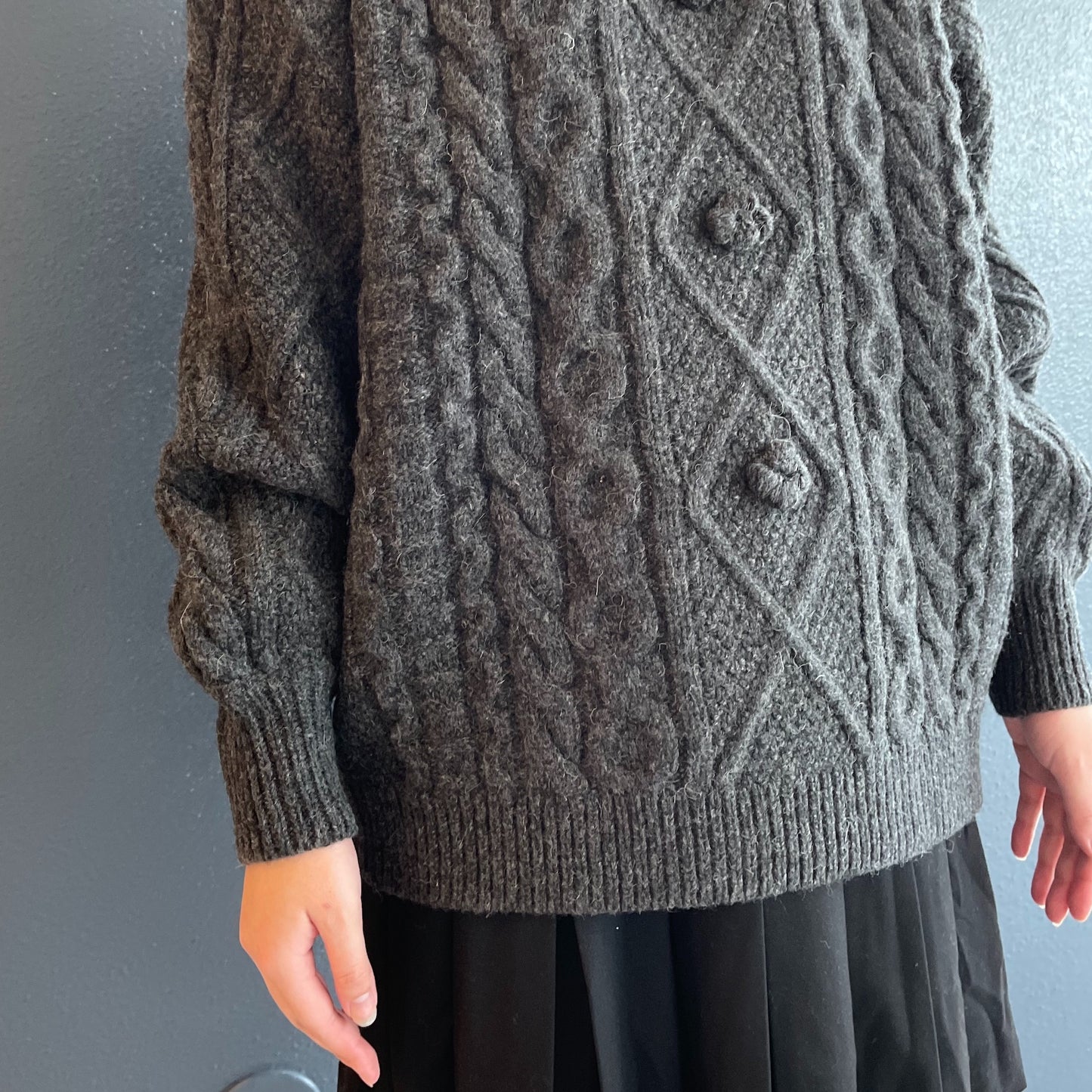POMPOM CABLE KNIT / CHARCOAL / ポンポンケーブルニット