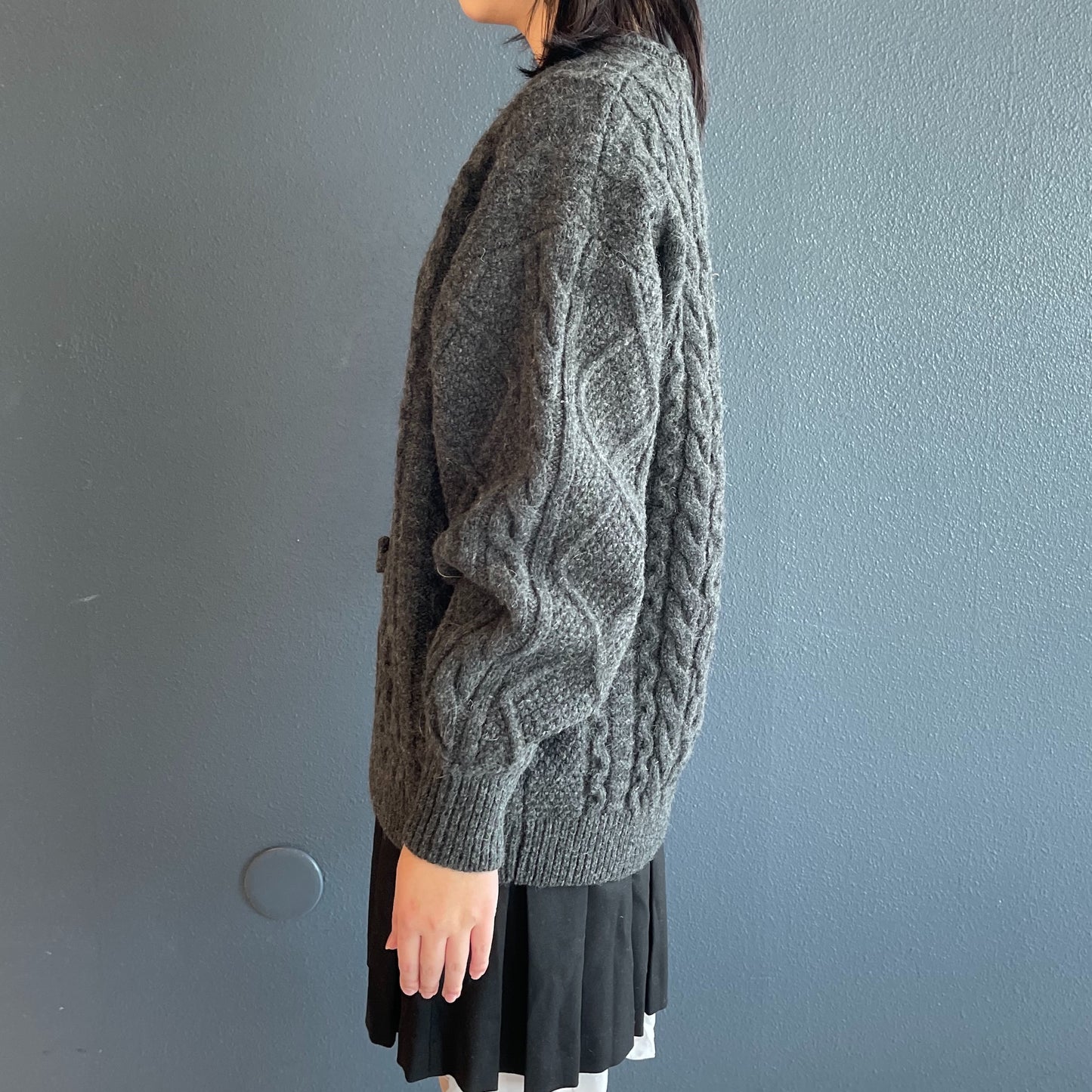 POMPOM CABLE KNIT / CHARCOAL / ポンポンケーブルニット
