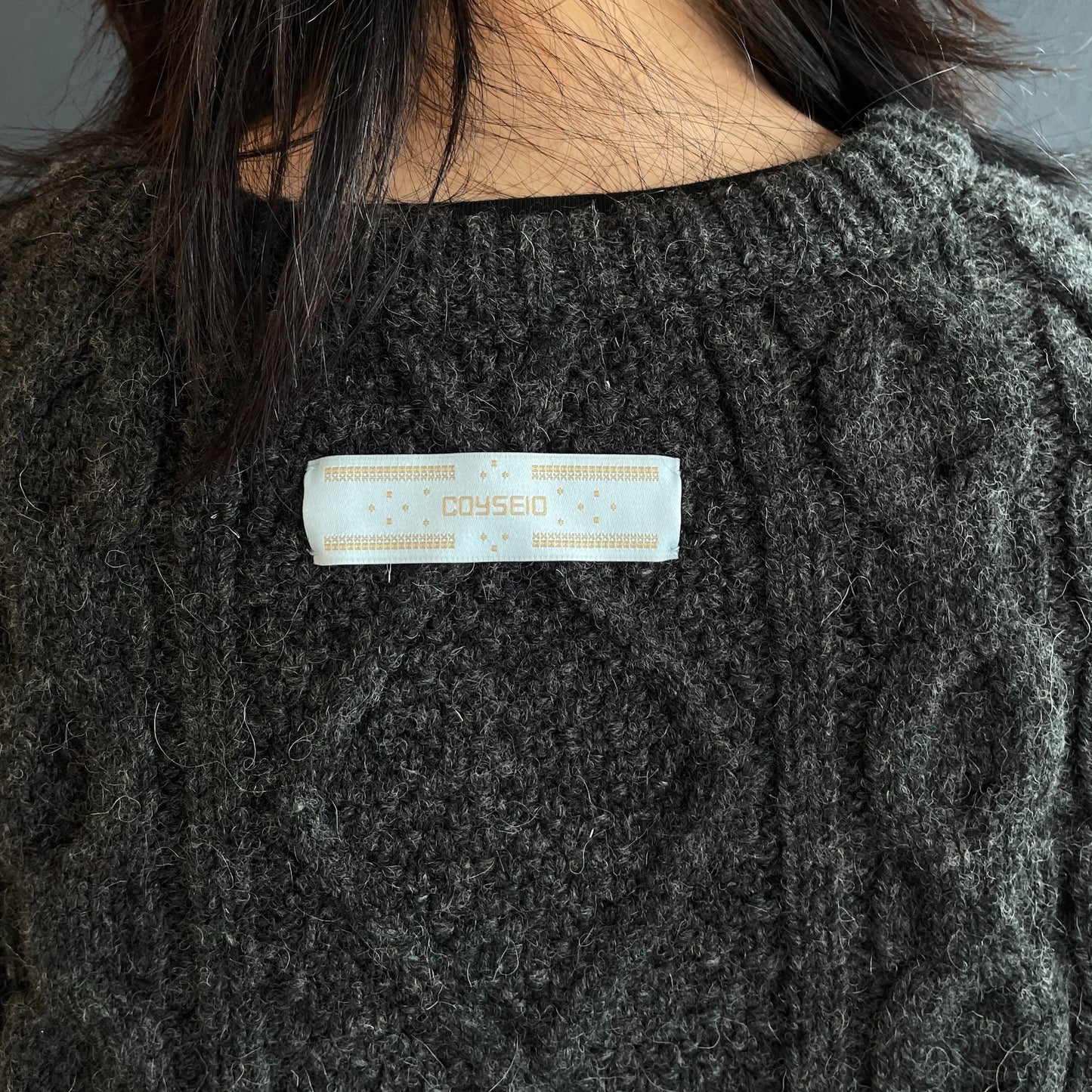 POMPOM CABLE KNIT / CHARCOAL / ポンポンケーブルニット