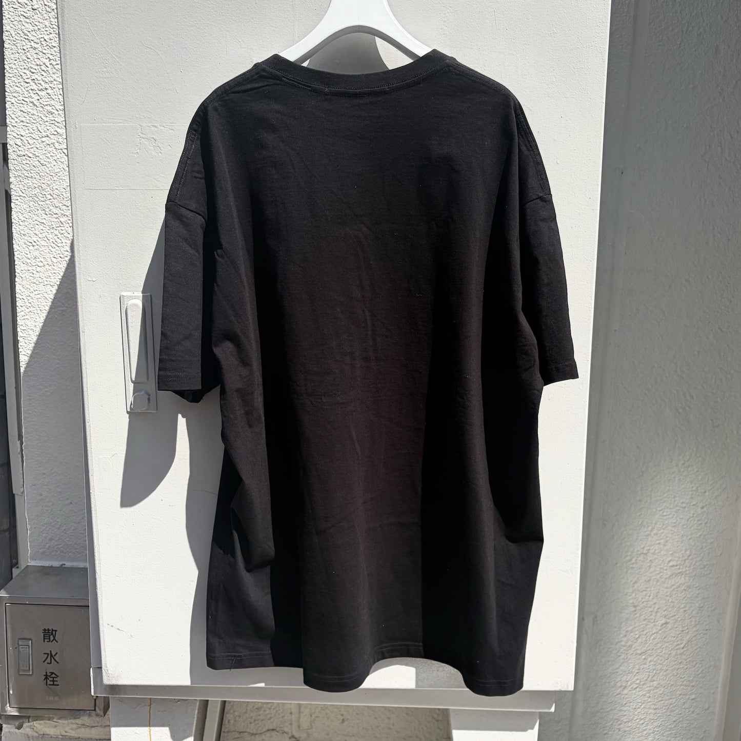 KNEE SOCKS T-SHIRT / BLACK / グラフィックTシャツ