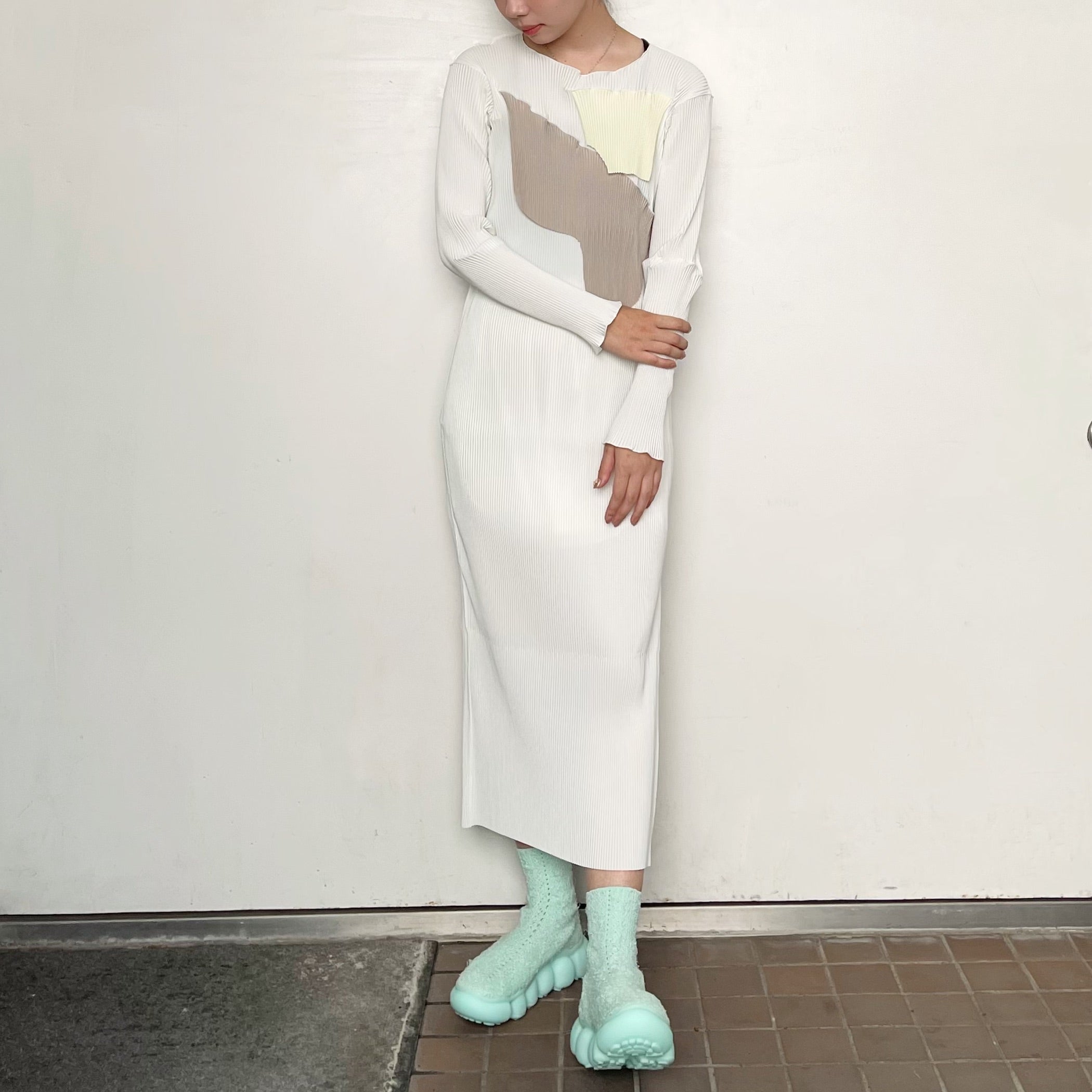 TODO WAVE LONG-SLEEVE DRESS / WHITE / プリーツワンピース