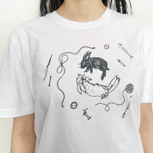 Oversized playing rabbits tee / cream / プリントTシャツ