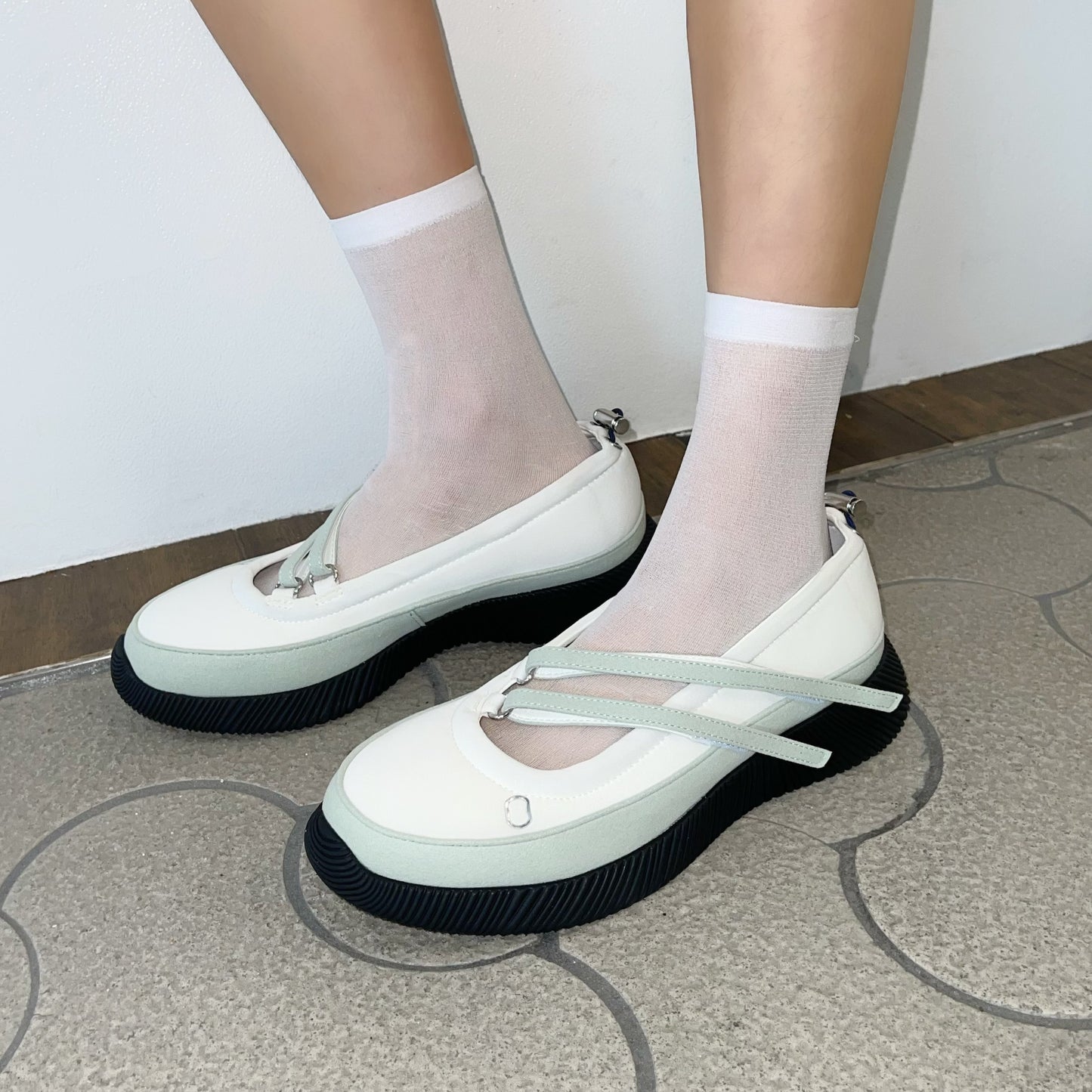 【OUTLAND】abbey / white × green suede / ストラップシューズ