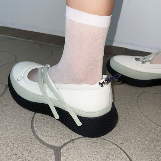 【OUTLAND】abbey / white × green suede / ストラップシューズ