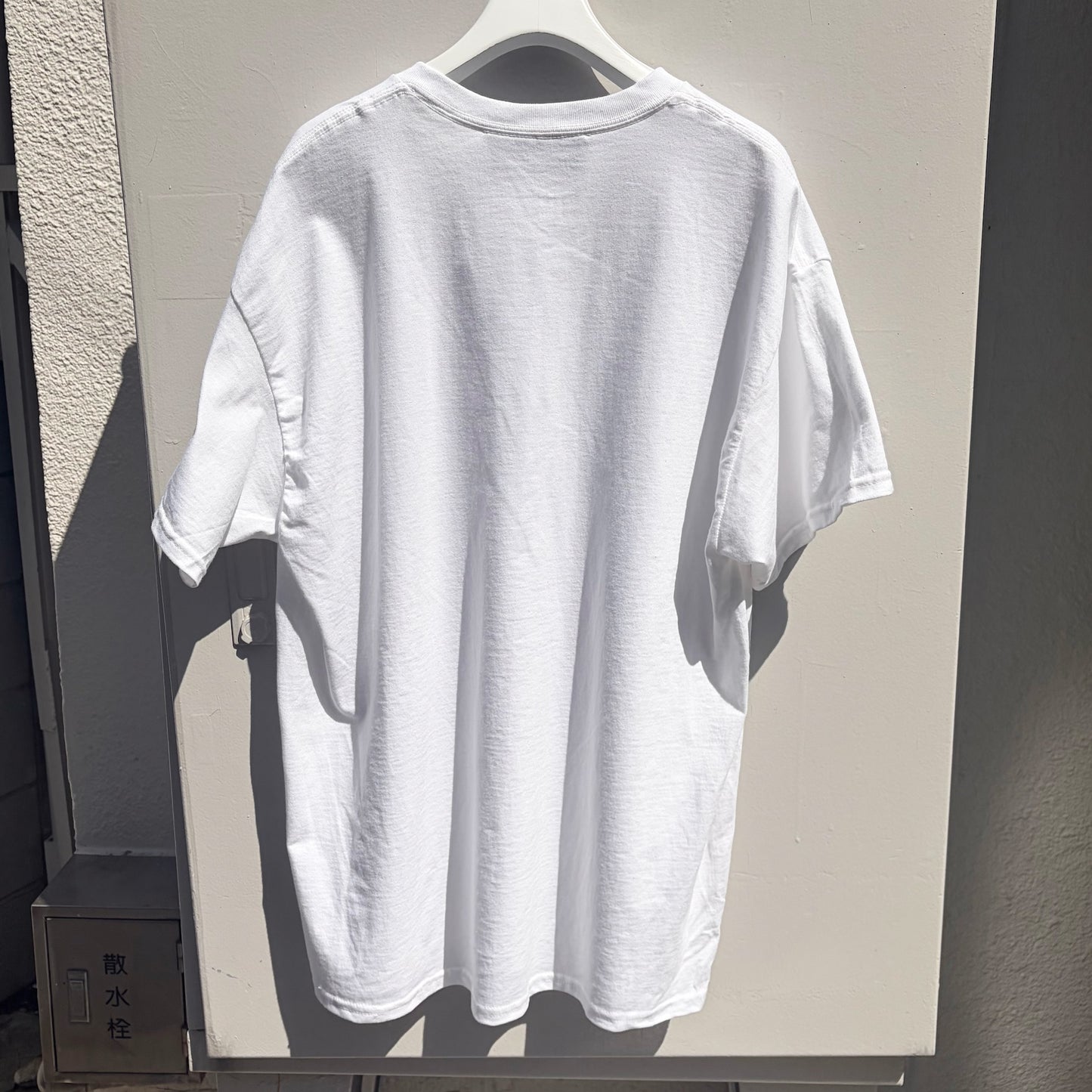 SHY T-SHIRT / WHITE / グラフィックTシャツ