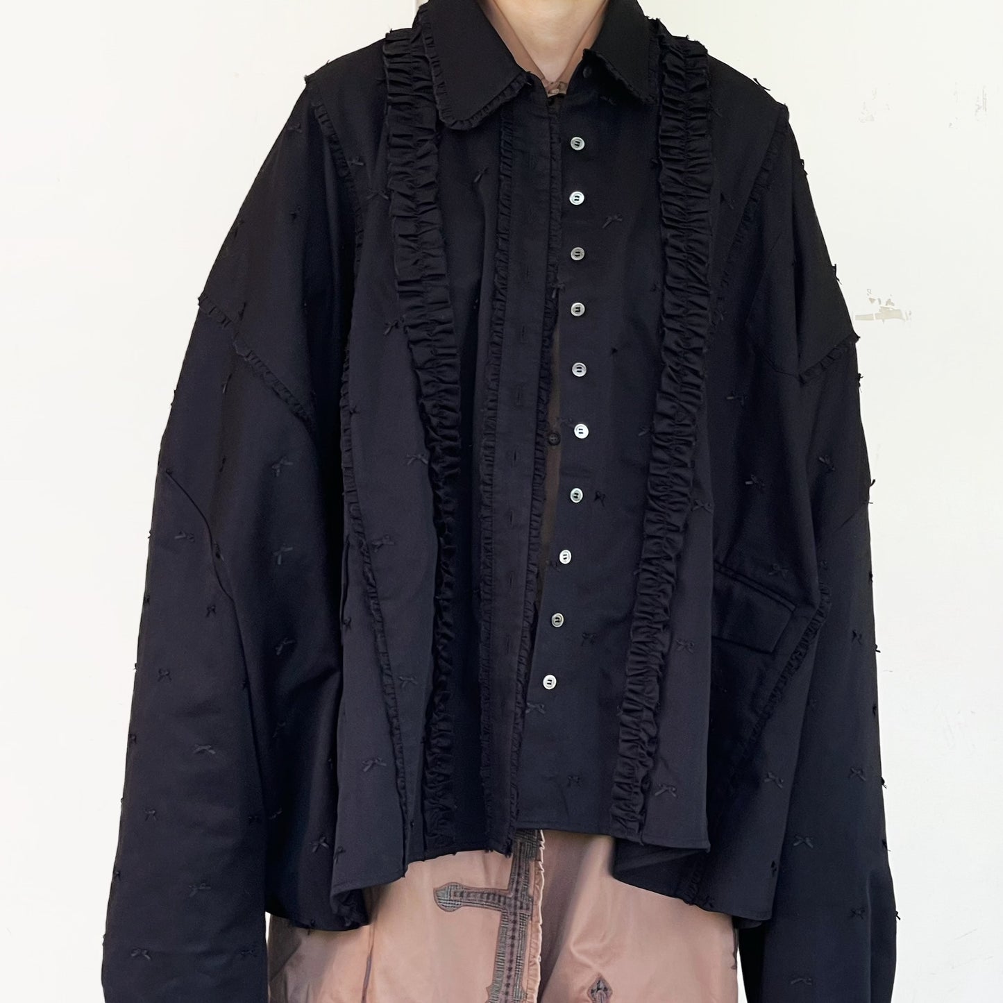 GRAND SHOULDER BLOUSE RIBBON EMBROIDERY WITHOUT SHOULDER PAD / BLACK / オーバーサイズシャツ