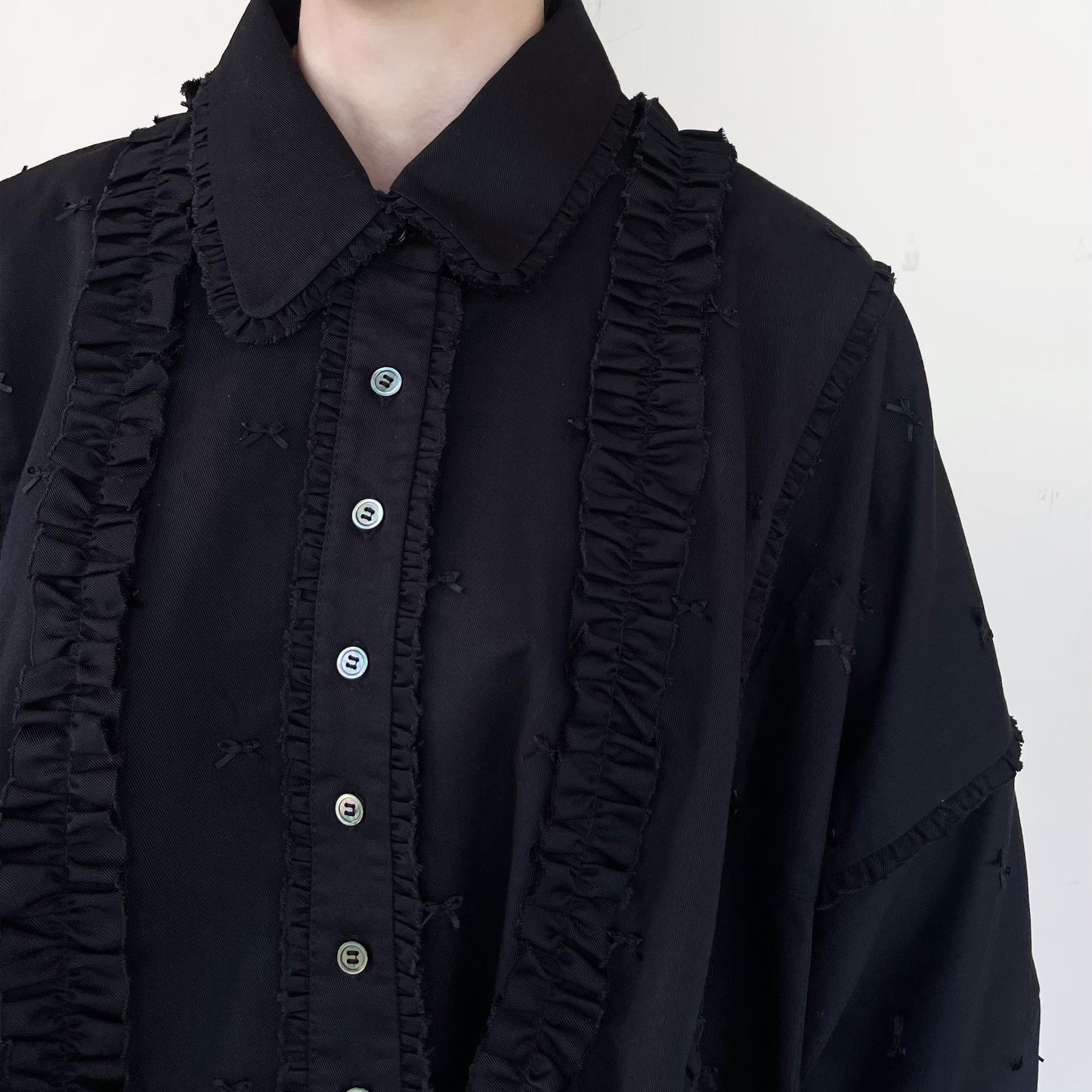 GRAND SHOULDER BLOUSE RIBBON EMBROIDERY WITHOUT SHOULDER PAD / BLACK / オーバーサイズシャツ