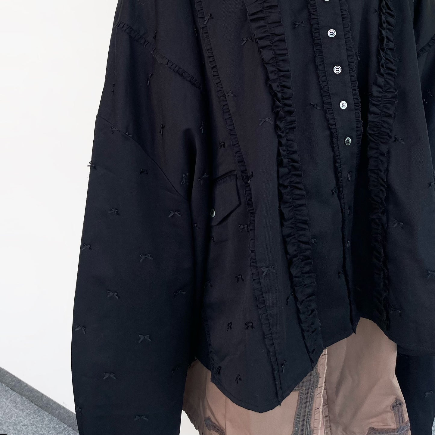 GRAND SHOULDER BLOUSE RIBBON EMBROIDERY WITHOUT SHOULDER PAD / BLACK / オーバーサイズシャツ