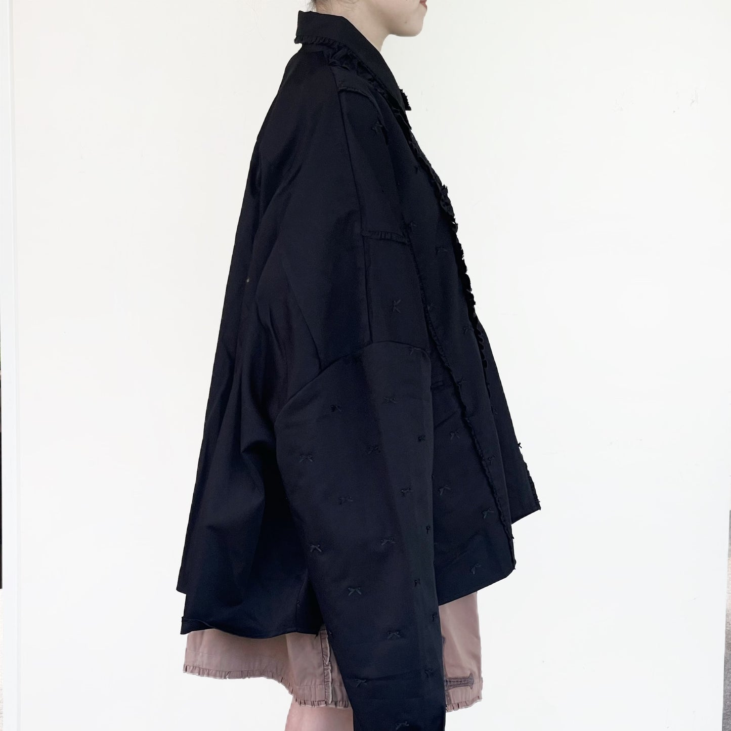 GRAND SHOULDER BLOUSE RIBBON EMBROIDERY WITHOUT SHOULDER PAD / BLACK / オーバーサイズシャツ