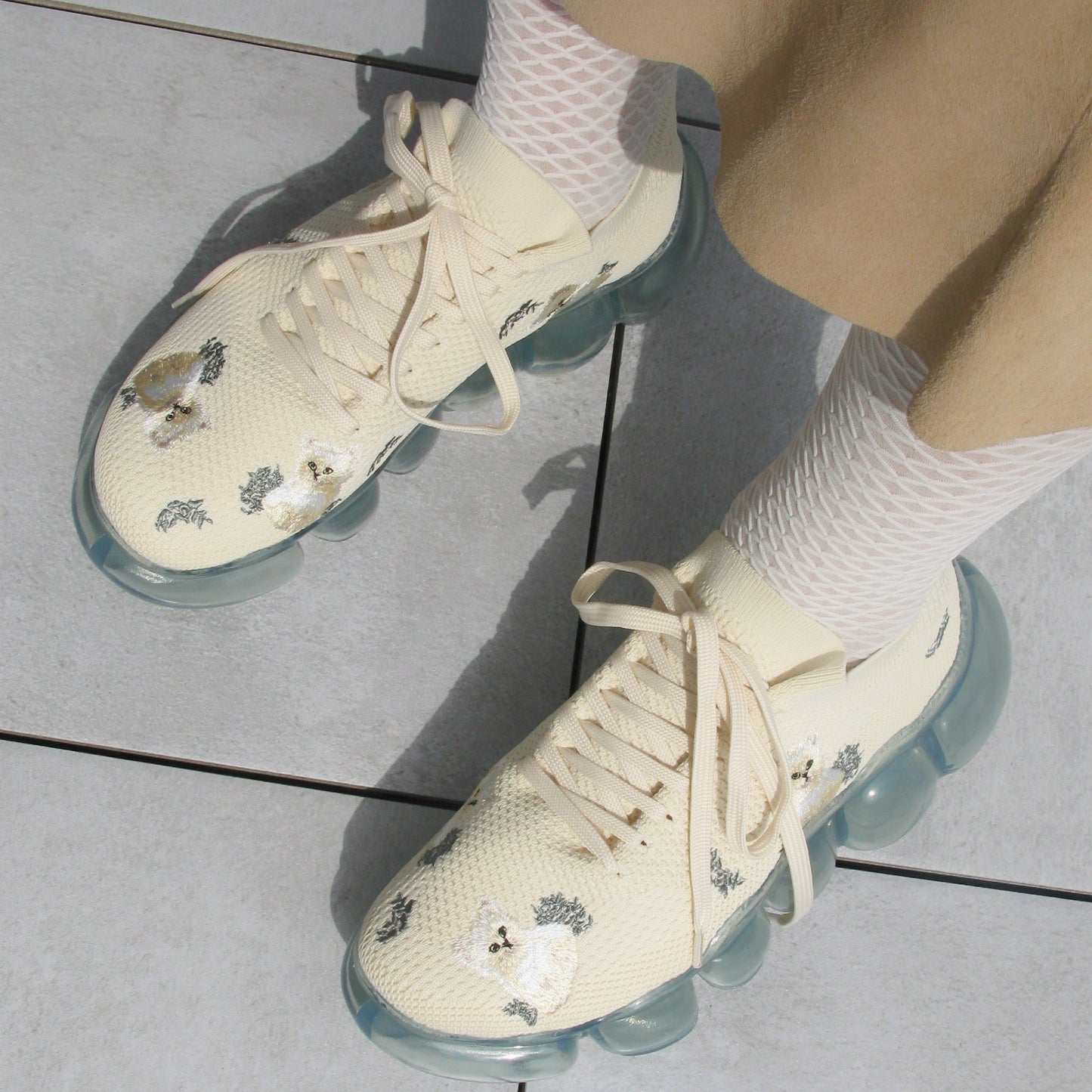 JEWELRY KITTEN EMBROIDERY / IVORY / MIKIOSAKABEスニーカー
