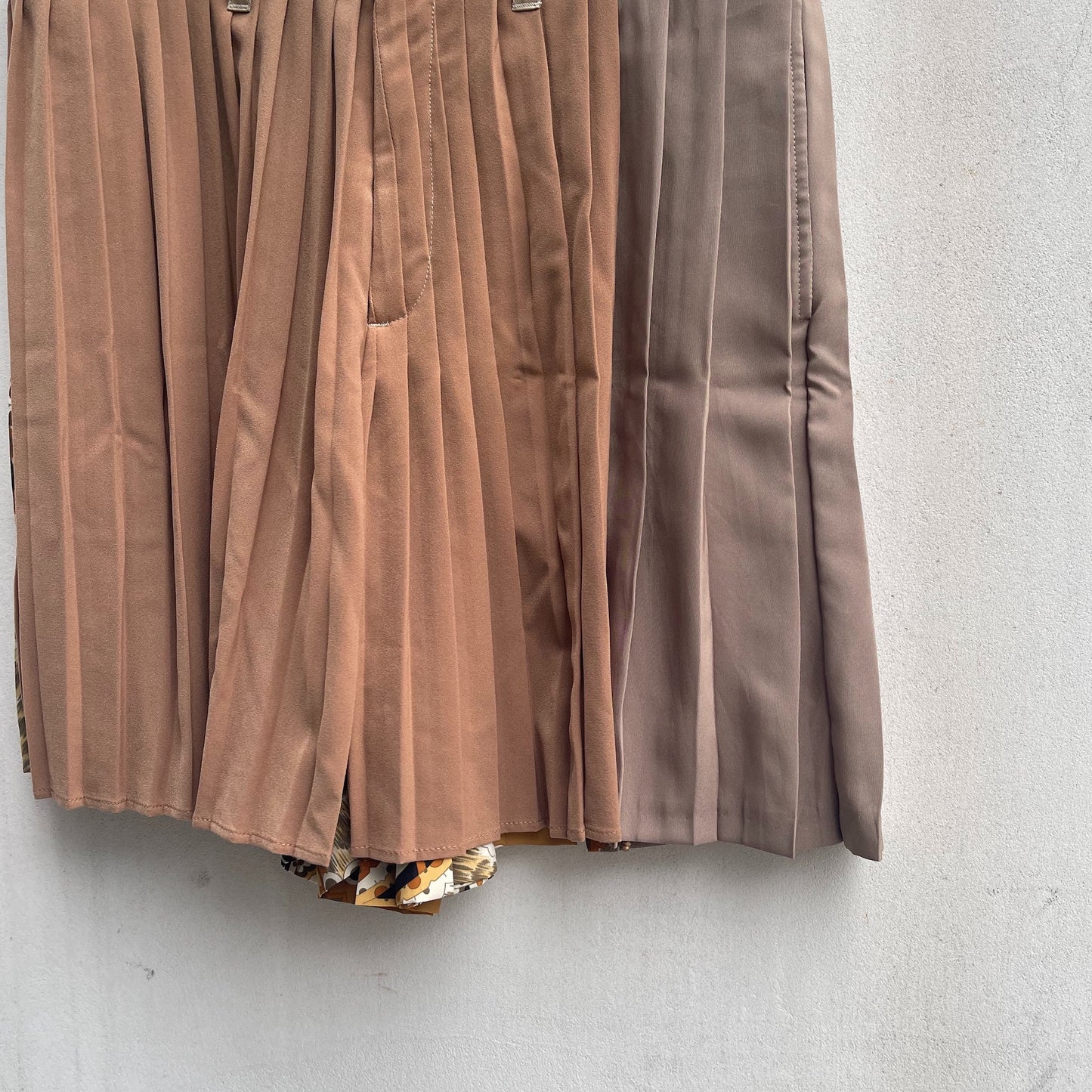 PLEATS SHORT PANTS / BEIGE / プリーツショートパンツ