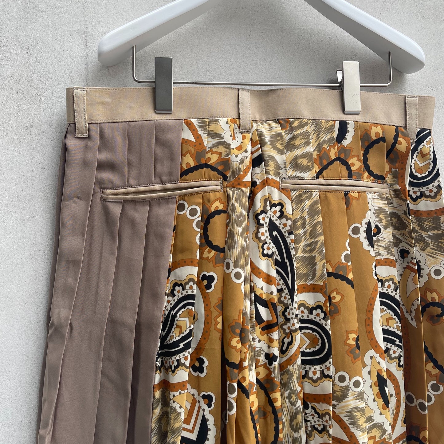 PLEATS SHORT PANTS / BEIGE / プリーツショートパンツ