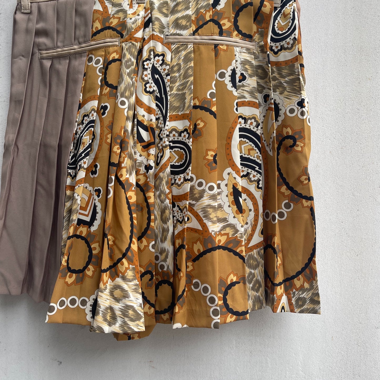 PLEATS SHORT PANTS / BEIGE / プリーツショートパンツ